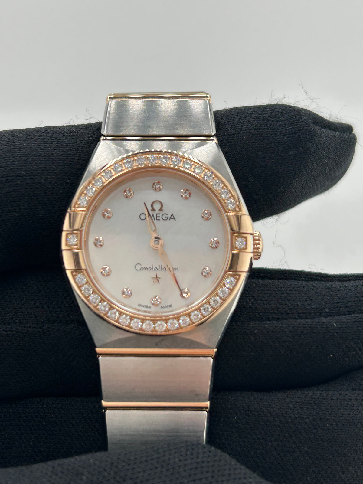 Omega Constellation White Mop Dial on Rose Gold And Stainless Steel Bracelet Ref. 131.25.25.60.55.001 — view 3