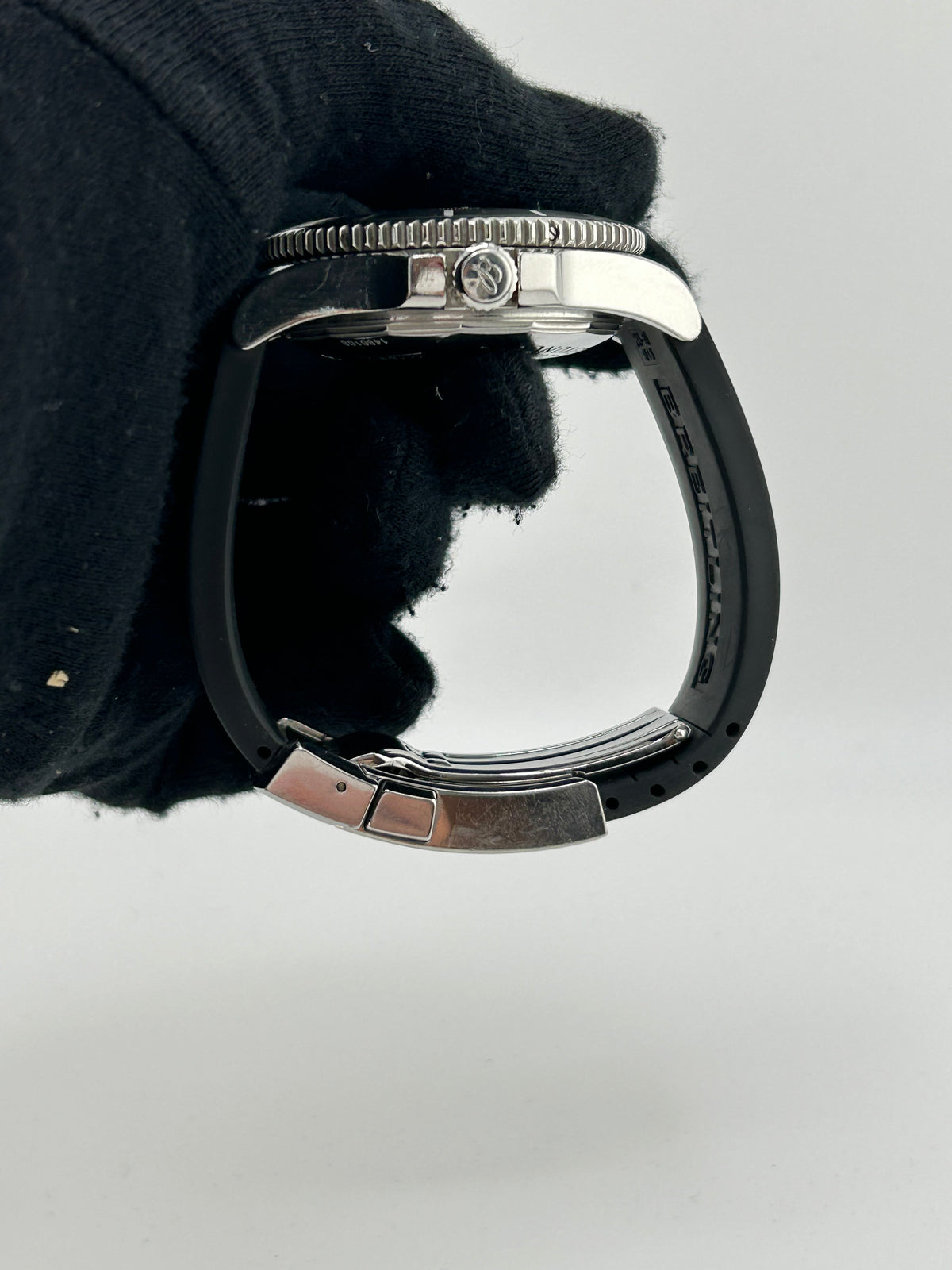 Breitling Superocean Black Dial on Black Rubber Band Ref. A17364 Complete 2013 — view 5