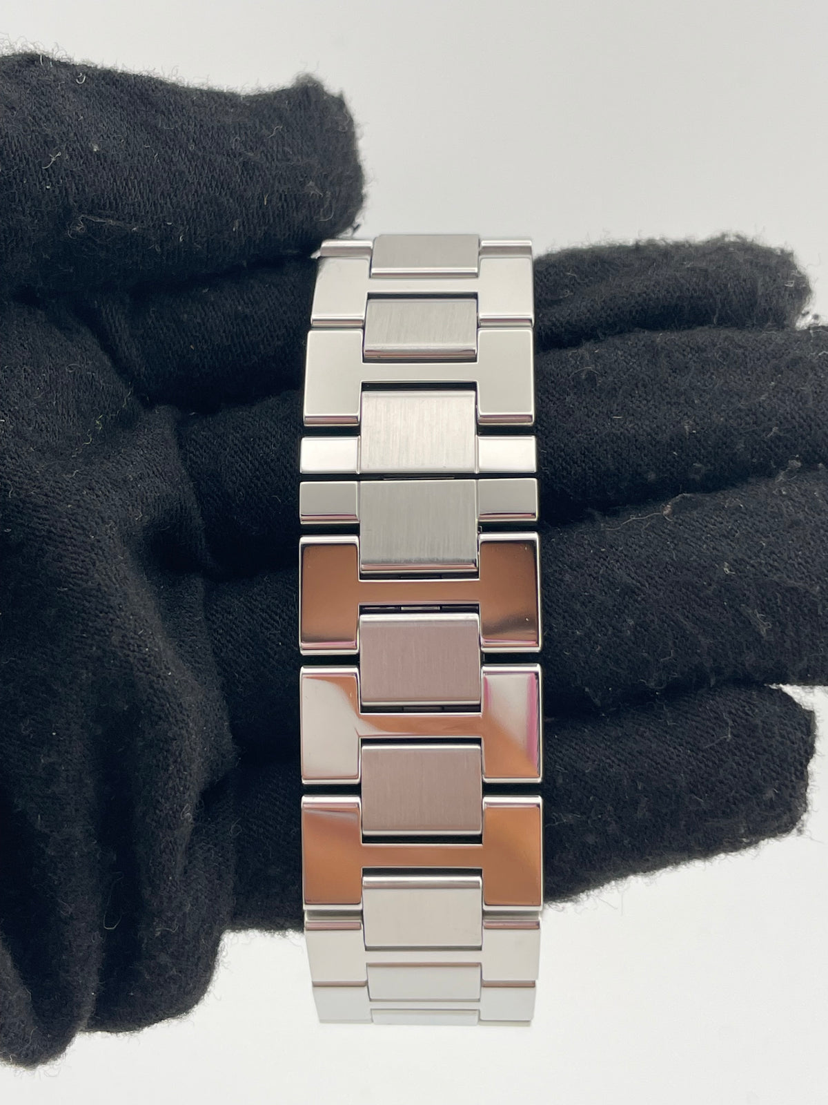 Cartier Ronde Solo Silver Roman Numerals Dial on Stainless Steel Bracelet Ref. W6701005 — view 4