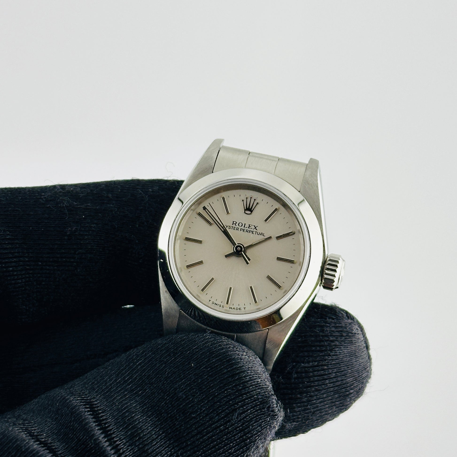 Rolex Oyster Perpetual Silver Dial on Oyster Ref. 67180 Papers 1996 — view 3