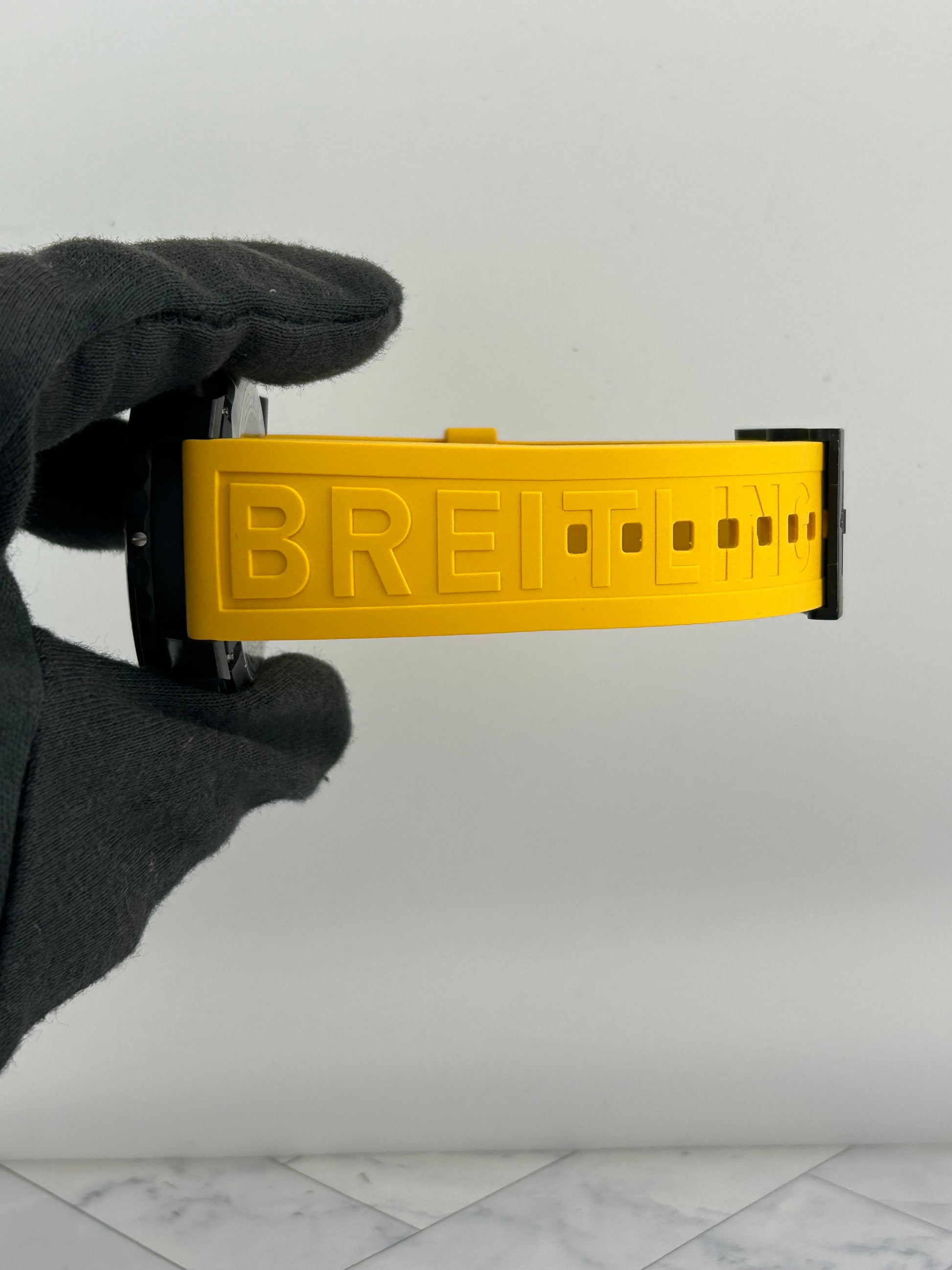 Breitling Endurance Pro Black Dial on Rubber Strap Ref. X82310A41B1S1 Card 2026 — view 5