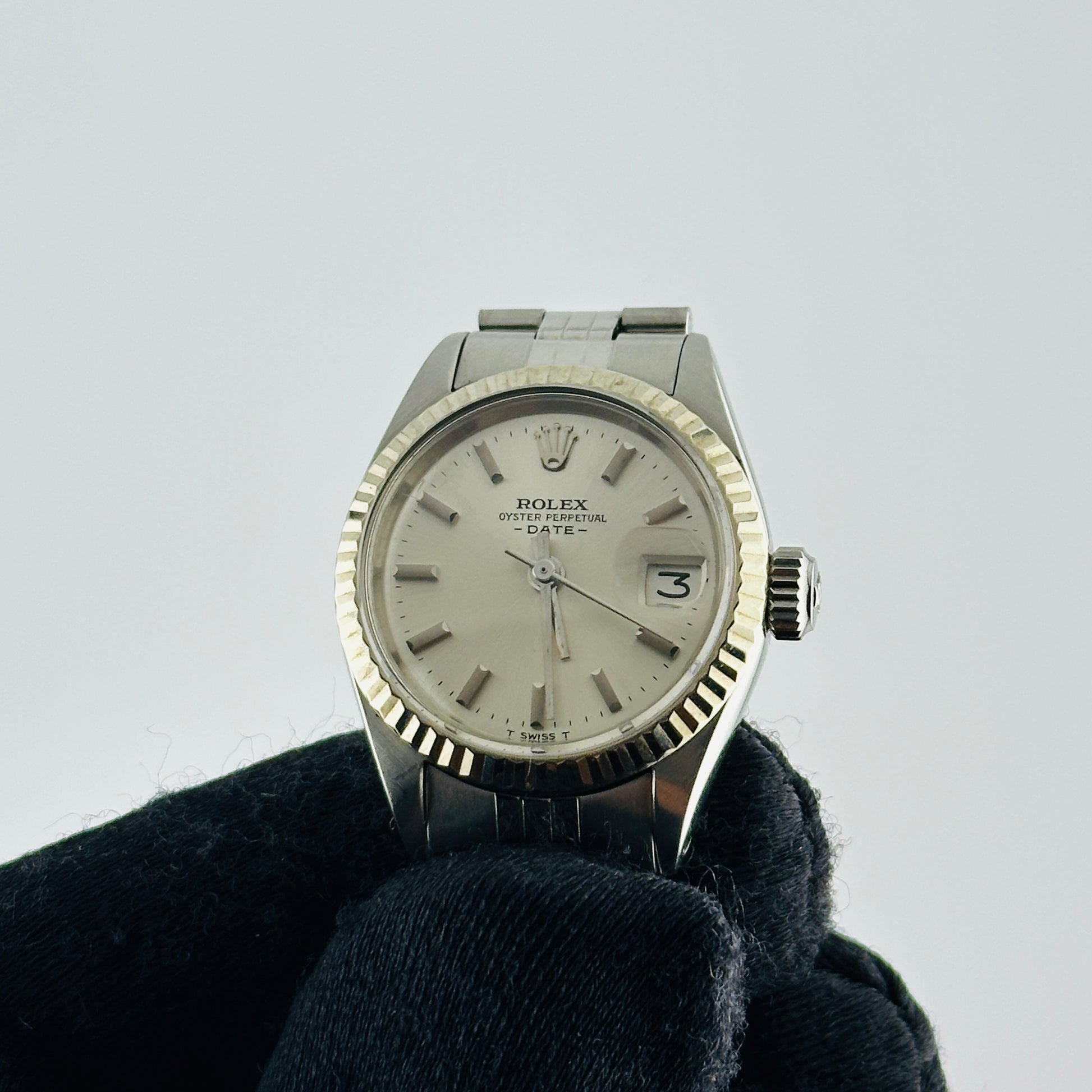 Rolex Oyster Perpetual Date Silver Stick Dial on Folded Jubilee Bracelet Ref. 6917 1971 — view 3