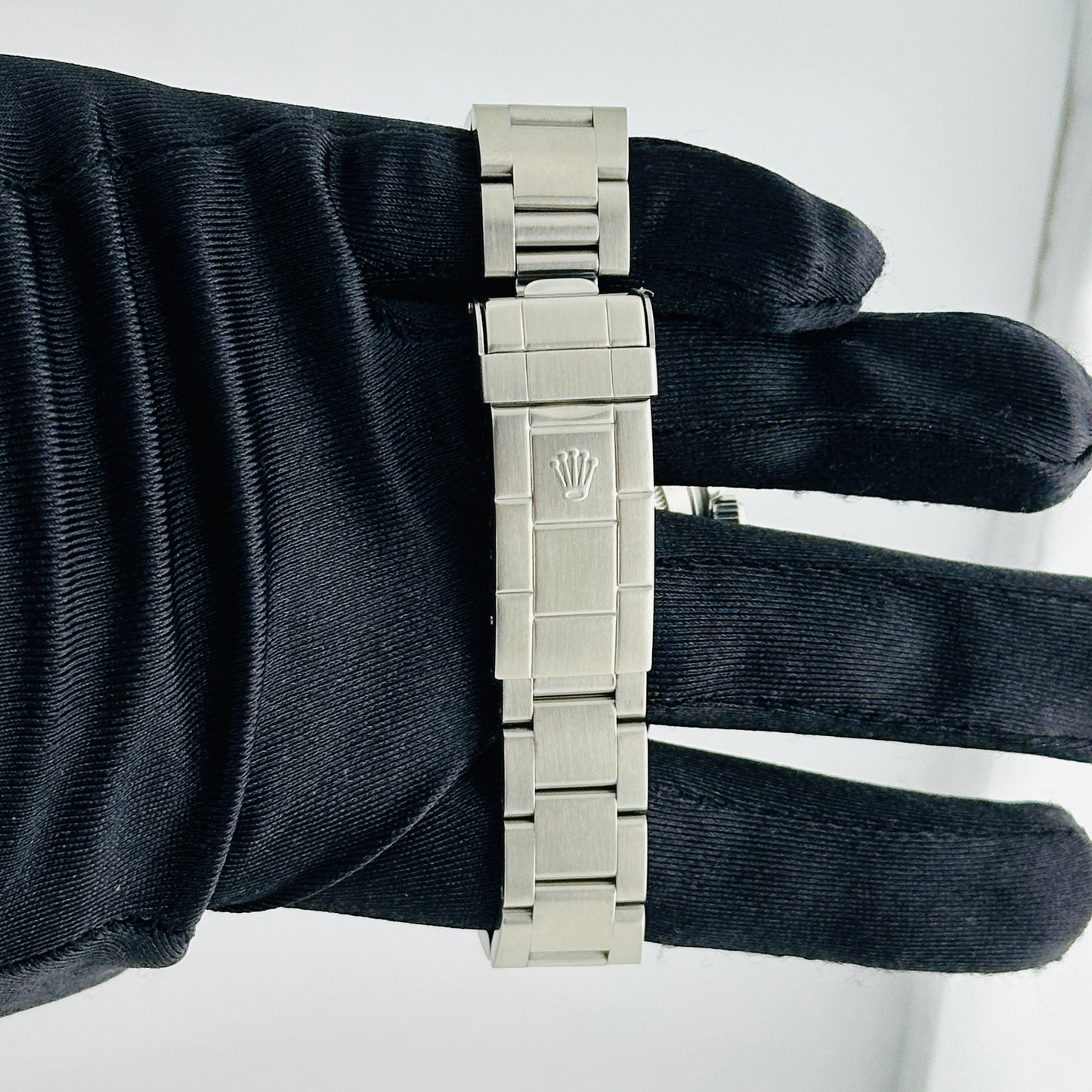 Rolex Submariner Black Dial on Oyster Ref. 16610 Papers 1999 — view 4