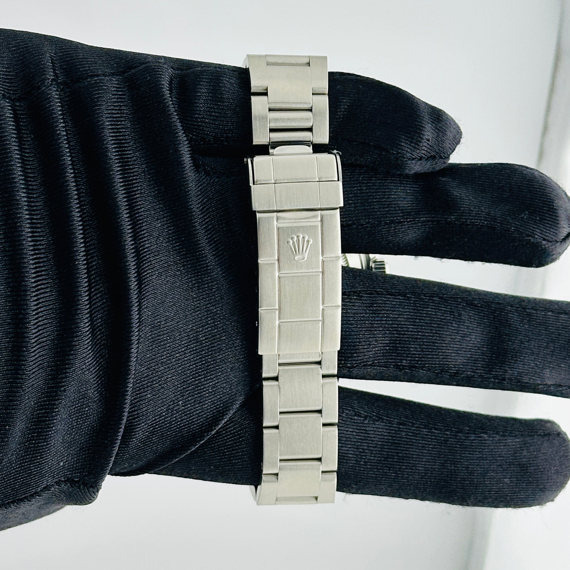 Rolex Submariner Black Dial on Oyster Ref. 16610 Papers 1999 — view 4