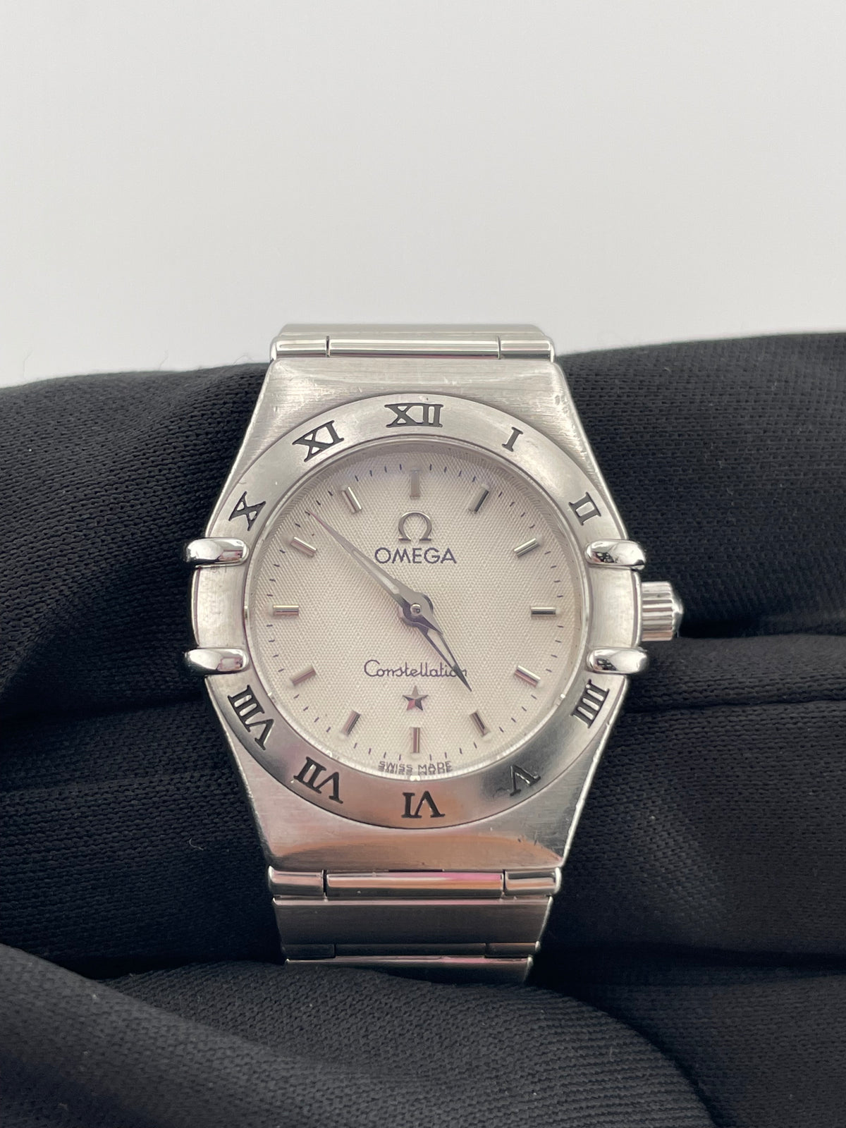 Omega Constellation White Dial on Stainless Steel Bracelet Ref. 1562.3 — view 3