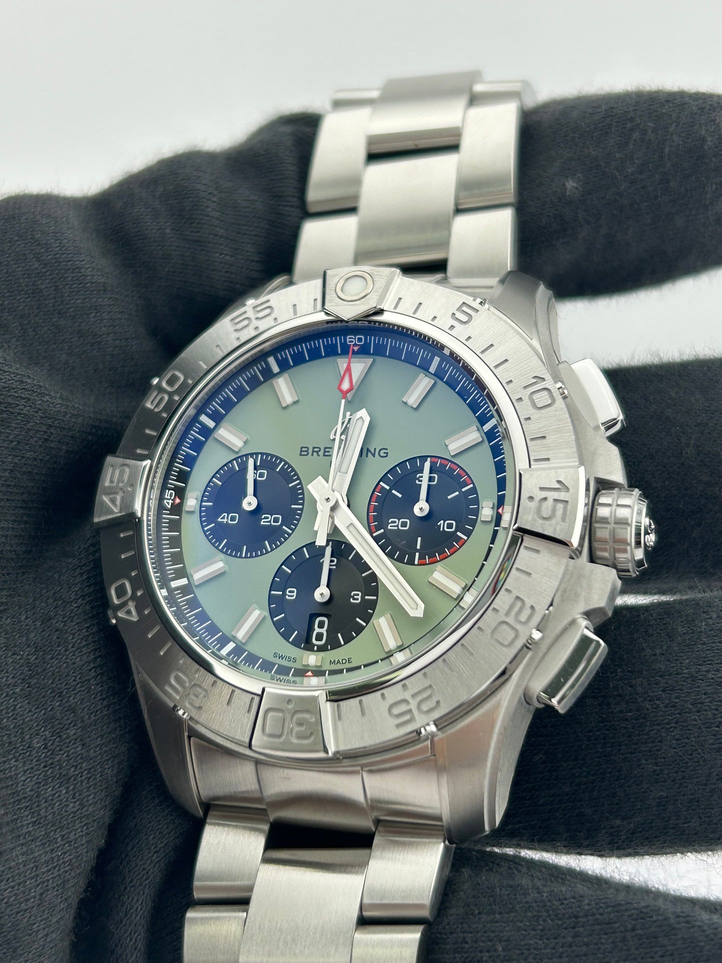 Breitling Avenger B01 Chronograph Green Dial on Bracelet Ref. AB0147101L1A1 Card 2026 — view 3
