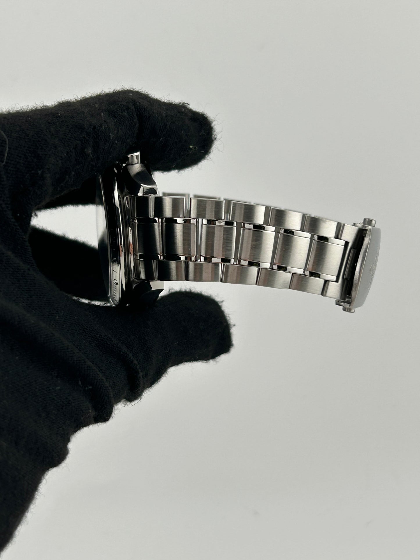 Omega Speedmaster Date Silver Dial on Stainless Steel Bracelet Ref. 3211.30 — view 5