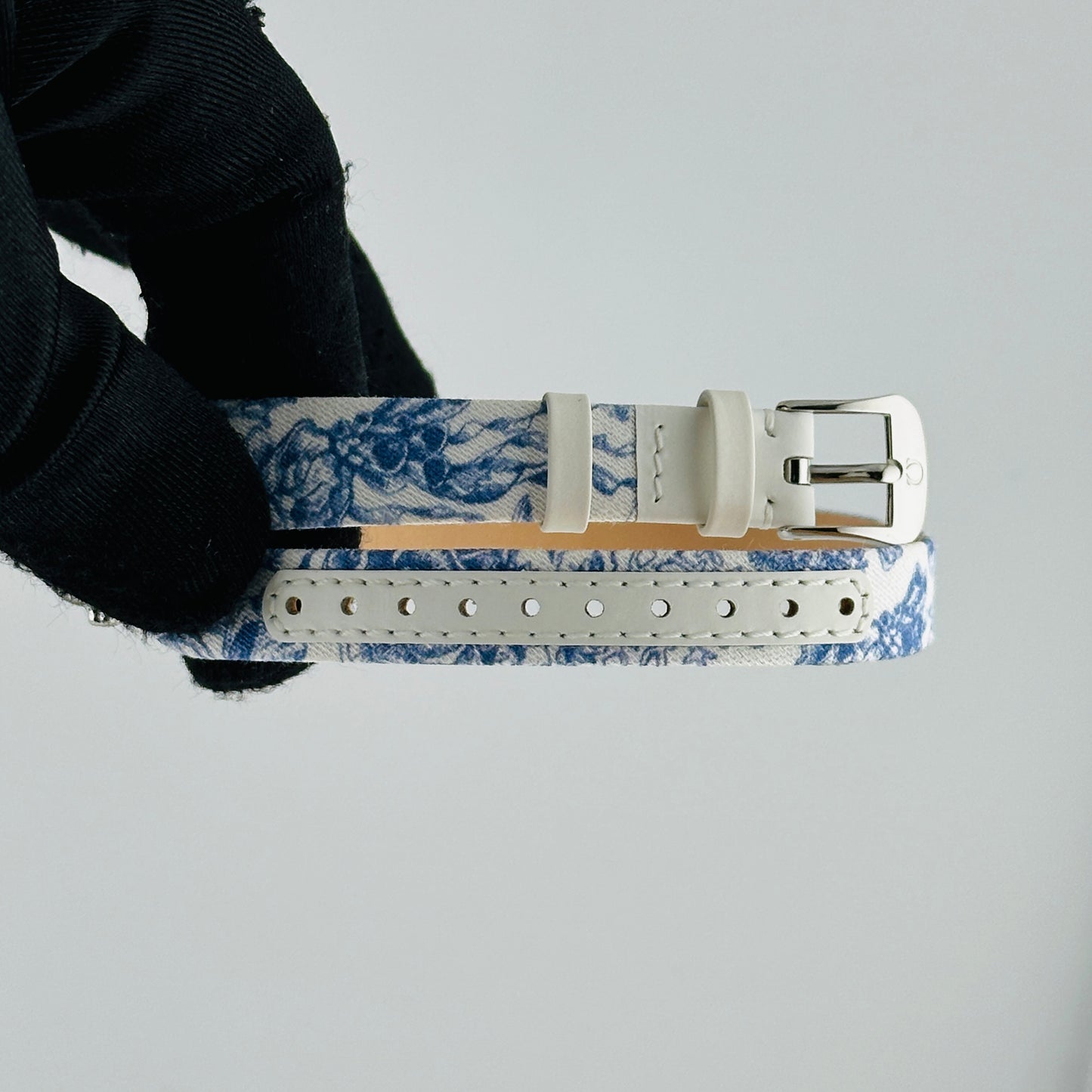 Omega De Ville Mini Tr√©sor Quartz White / Blue Roman Markers Dial on Fabric Strap Ref. 428.17.26.60.04.001 Card Open Date — view 4