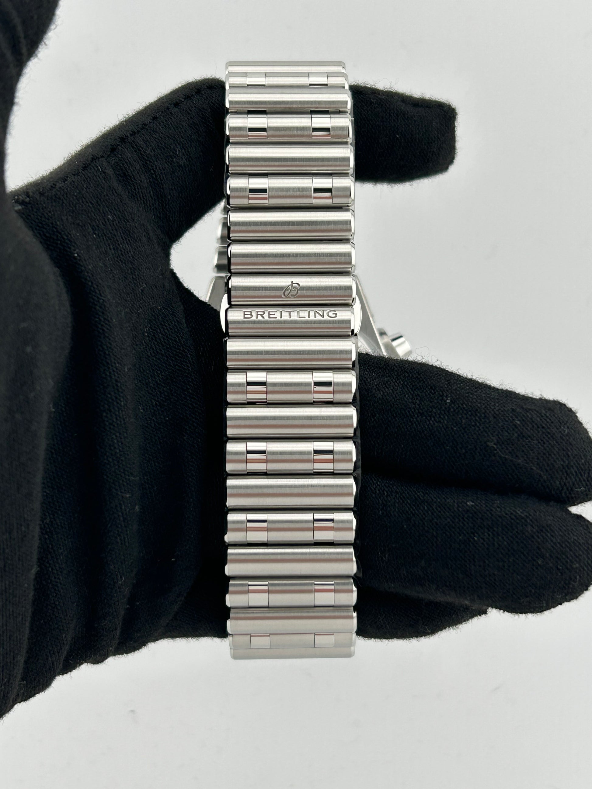 Breitling Chronomat B01 Green Dial on Bracelet Ref. AB0134101L1A1 Complete Open Date — view 4