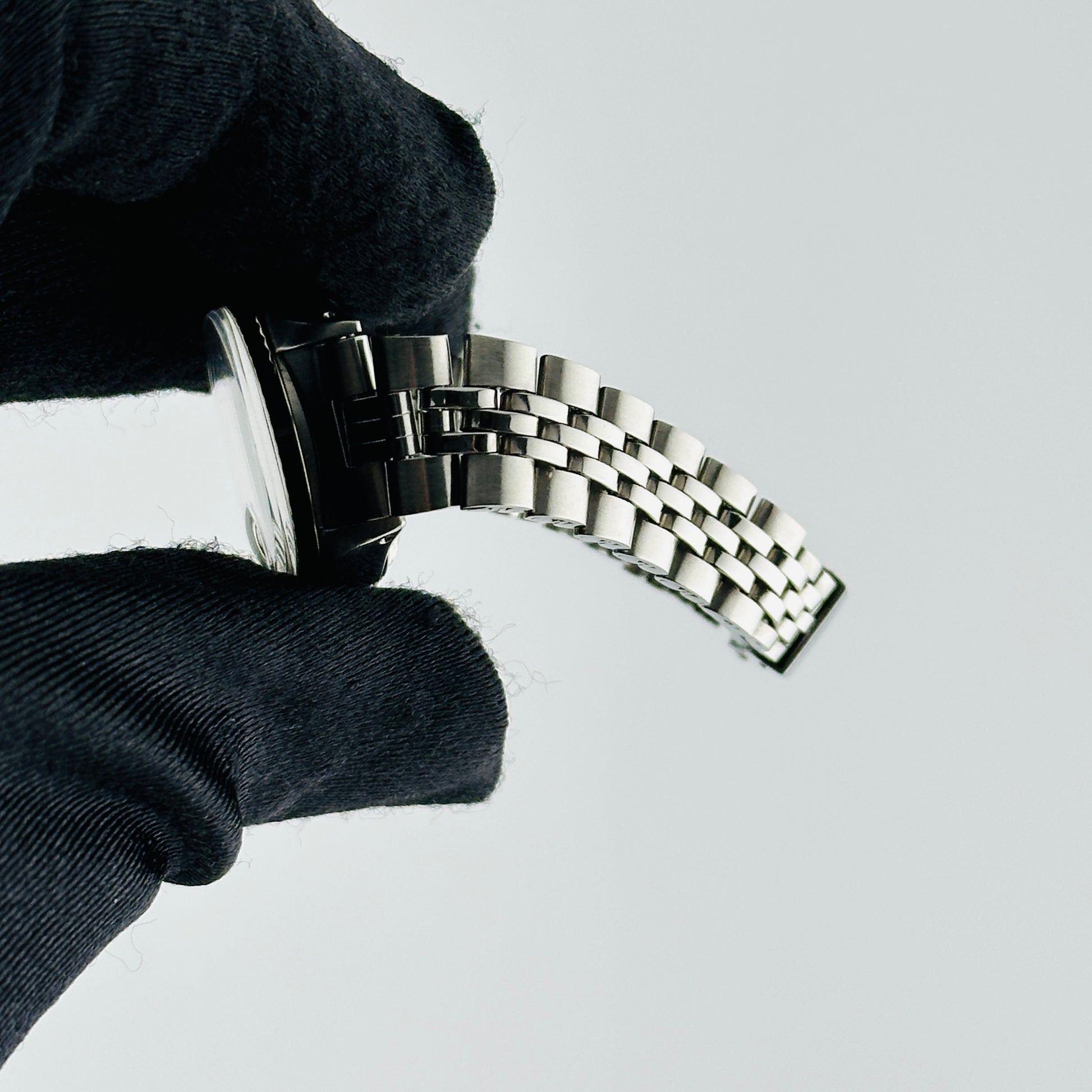 Rolex Oyster Perpetual Date Silver Stick Dial on Folded Jubilee Bracelet Ref. 6917 1971 — view 5