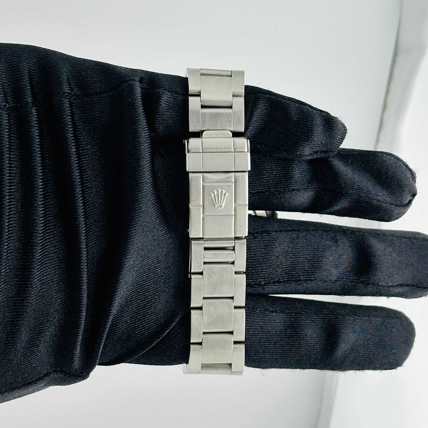 Rolex GMT-Master Black Dial on Oyster Ref. 16700 Papers 2000 — view 3