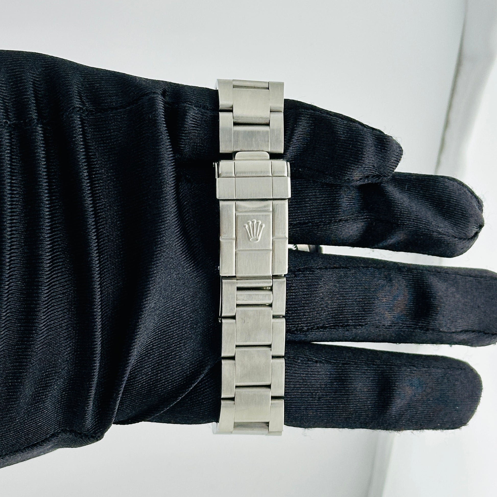 Rolex GMT-Master Black Dial on Oyster Ref. 16700 Papers 2000 — view 3