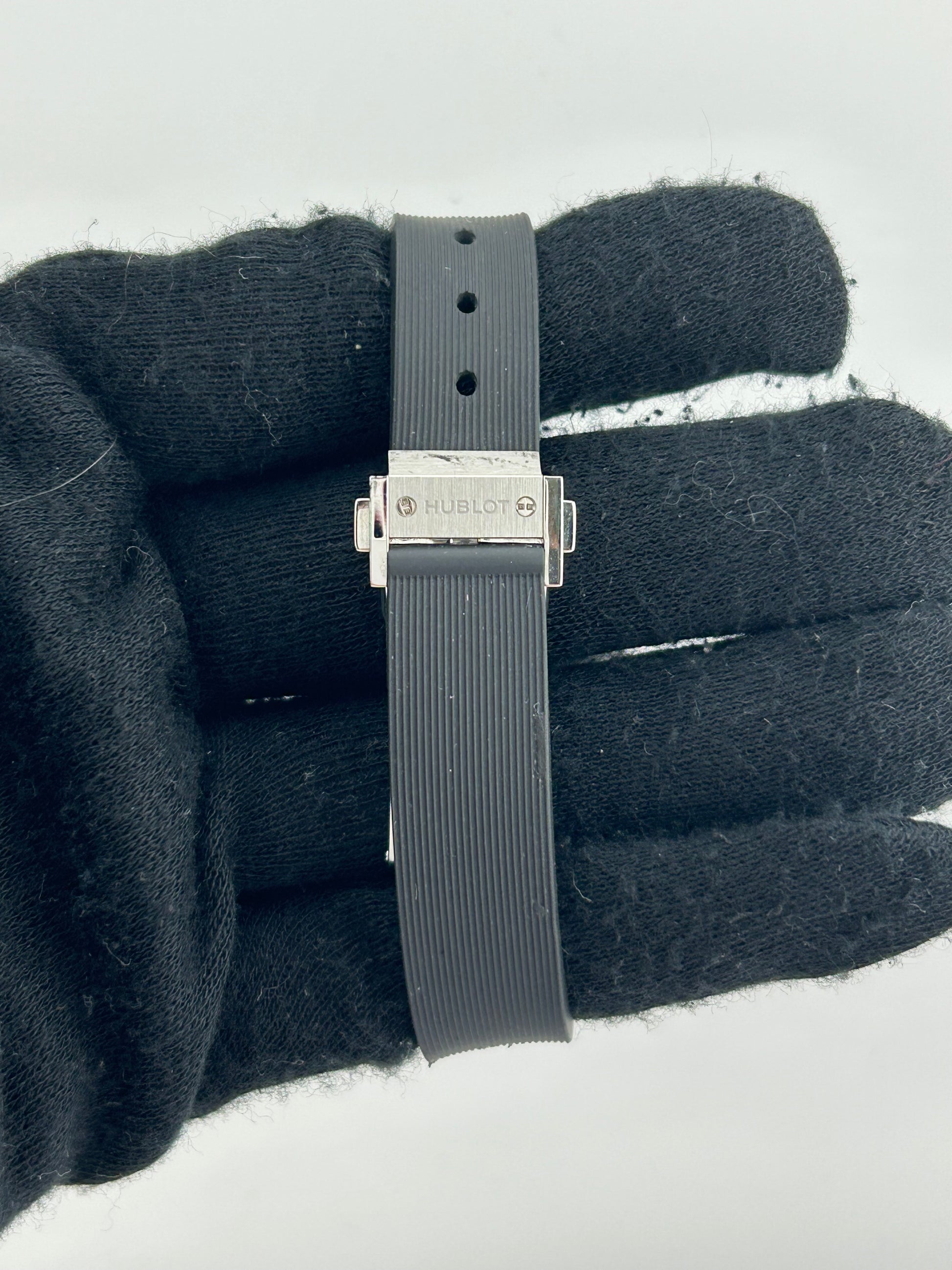 Hublot Classic Fusion Black Dial on Rubber Strap Ref. 582.NX.1170.RX.1704 Card Open Date — view 4