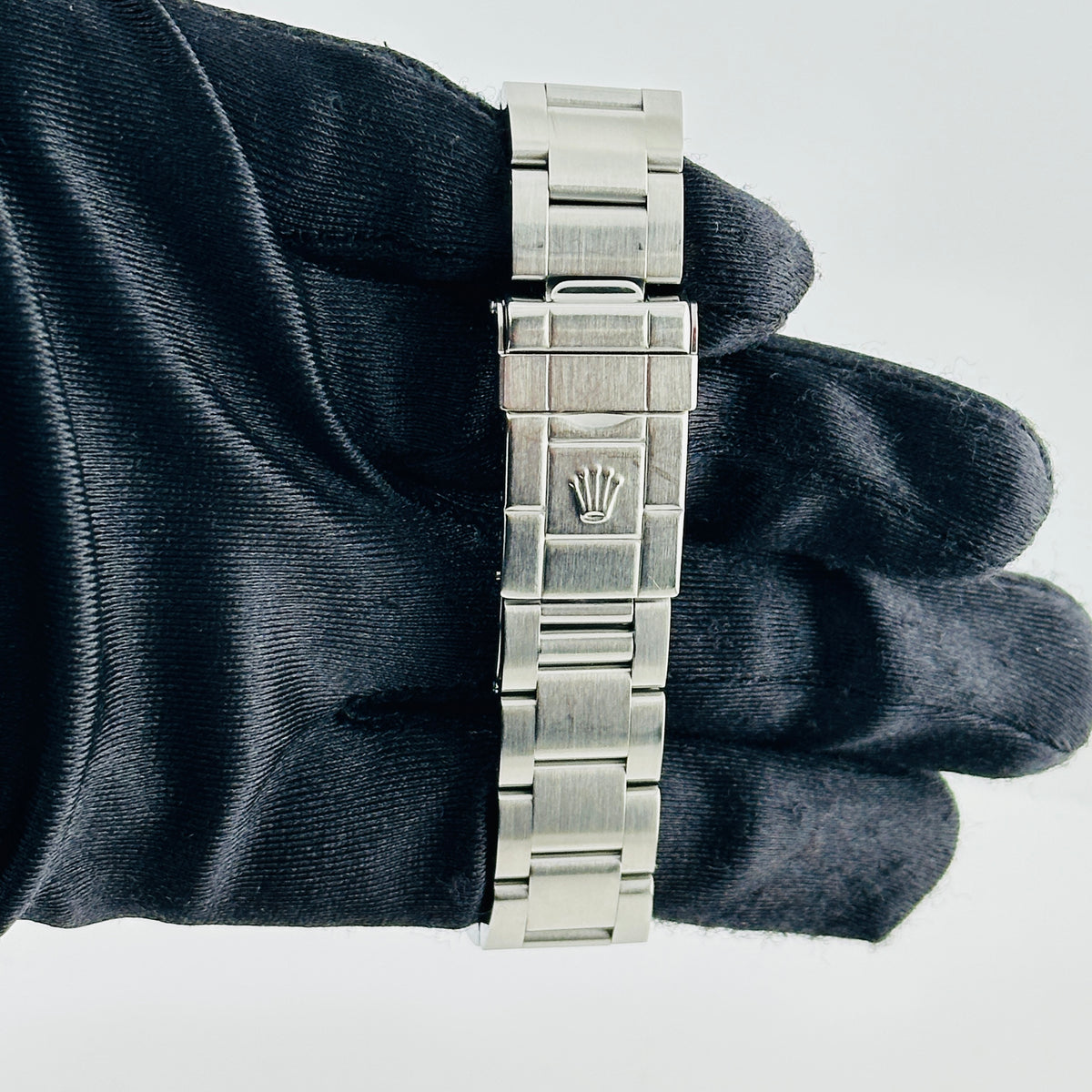 Rolex Explorer I Black Dial on Oyster Bracelet Ref. 114270 2002 — view 4