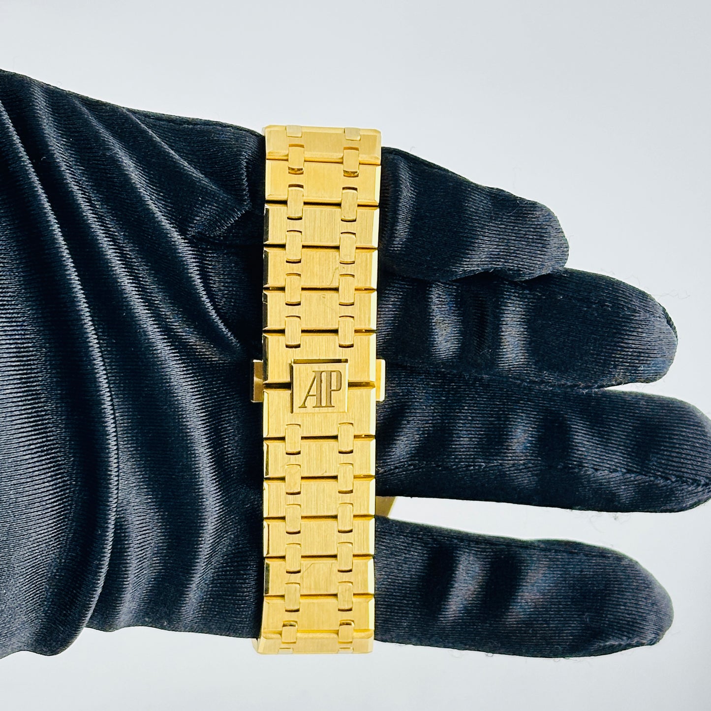 Audemars Piguet Royal Oak Selfwinding Chronograph Blue Dial on Yellow Gold Ref. 26331BA.OO.1220BA.01 Card 2020 — view 4