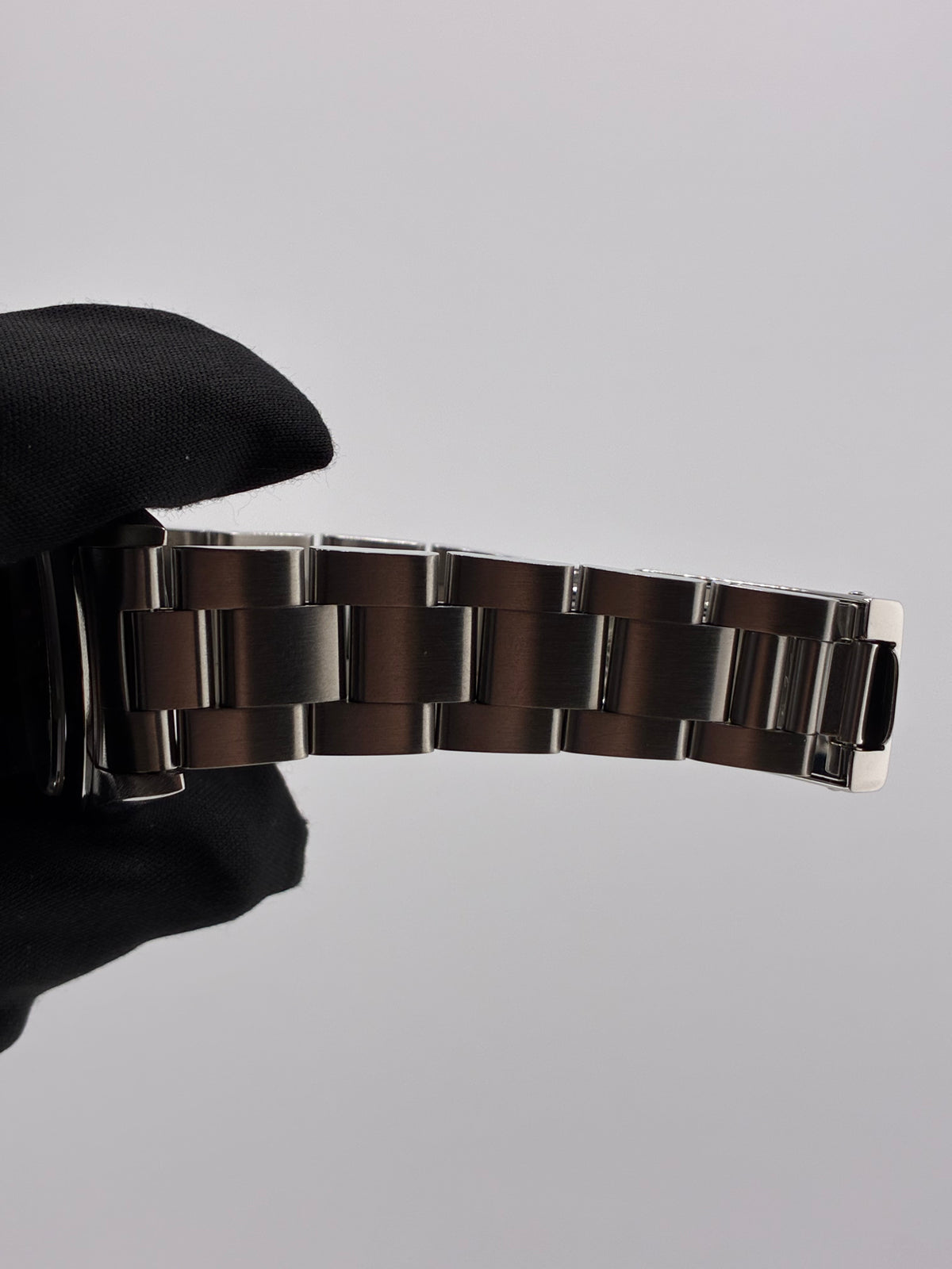 Rolex Oyster Perpetual Black Dial on Oyster Bracelet Ref. 67480 1995 — view 5