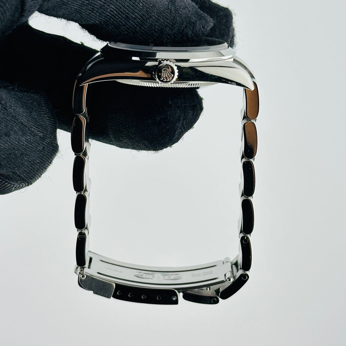 Rolex Explorer I Black Dial on Oyster Bracelet Ref. 114270 2002 — view 6