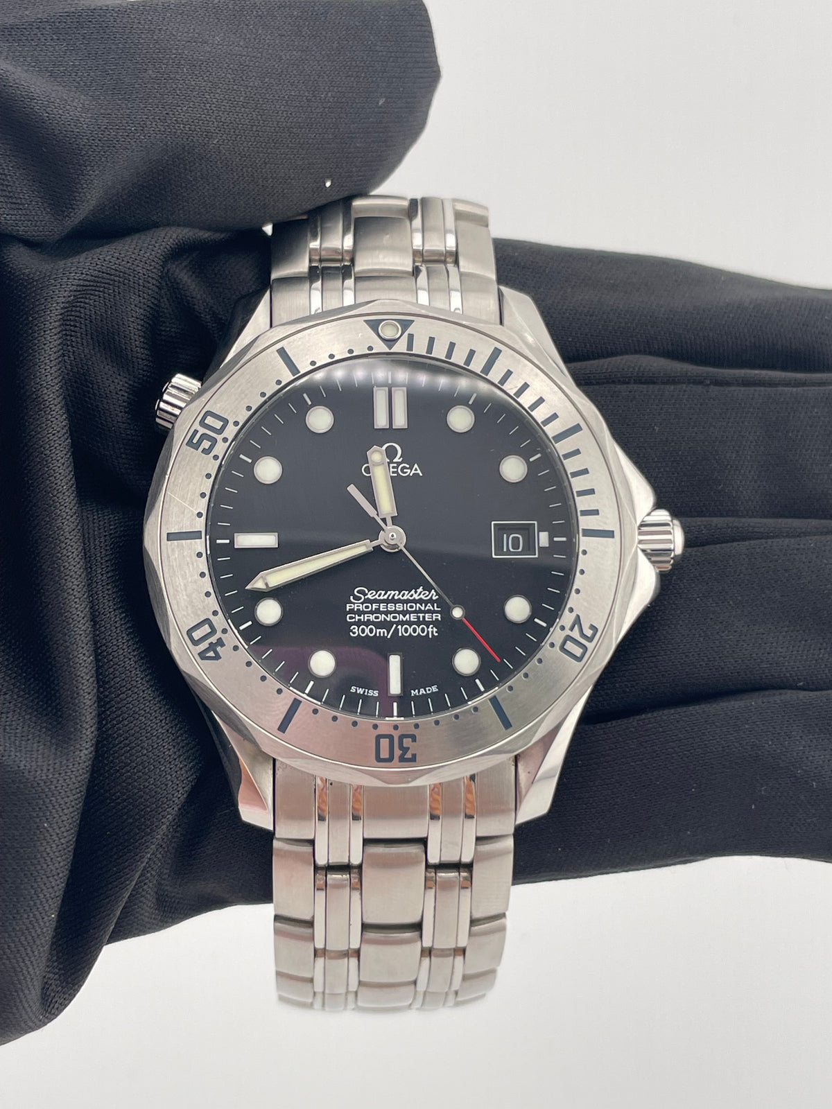 Omega Seamaster Black Dial on Stainless Steel Bracelet Ref. 2251.5 Card 2016 — view 2