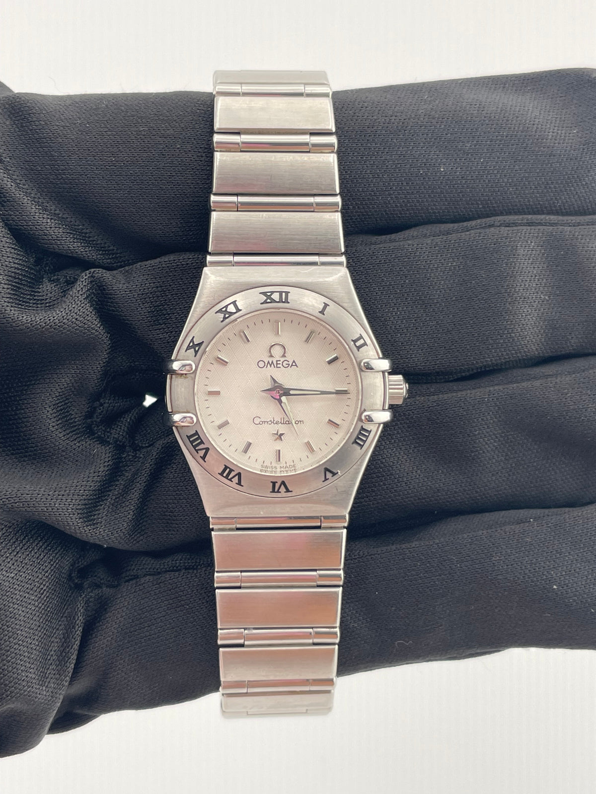 Omega Constellation White Dial on Stainless Steel Bracelet Ref. 1562.3 Card 2004 — view 2