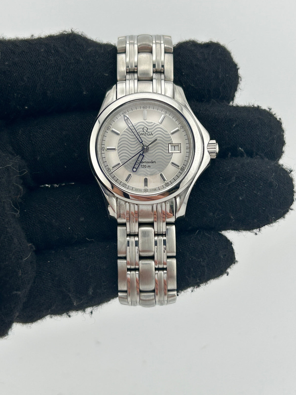 Omega Seamaster Date Silver Wave Motif Dial on Stainless Steel Bracelet Ref. 2571.31 — view 2