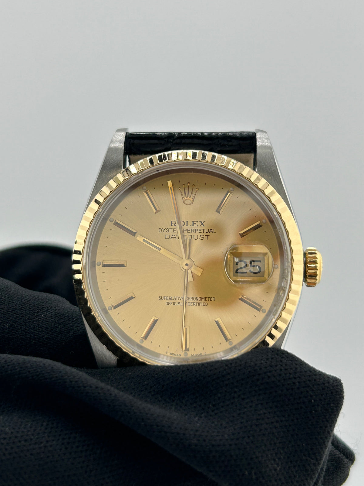 Rolex Datejust 36 Champagne Stick Dial on Generic Black Leather Strap Ref. 16233 1991 — view 3