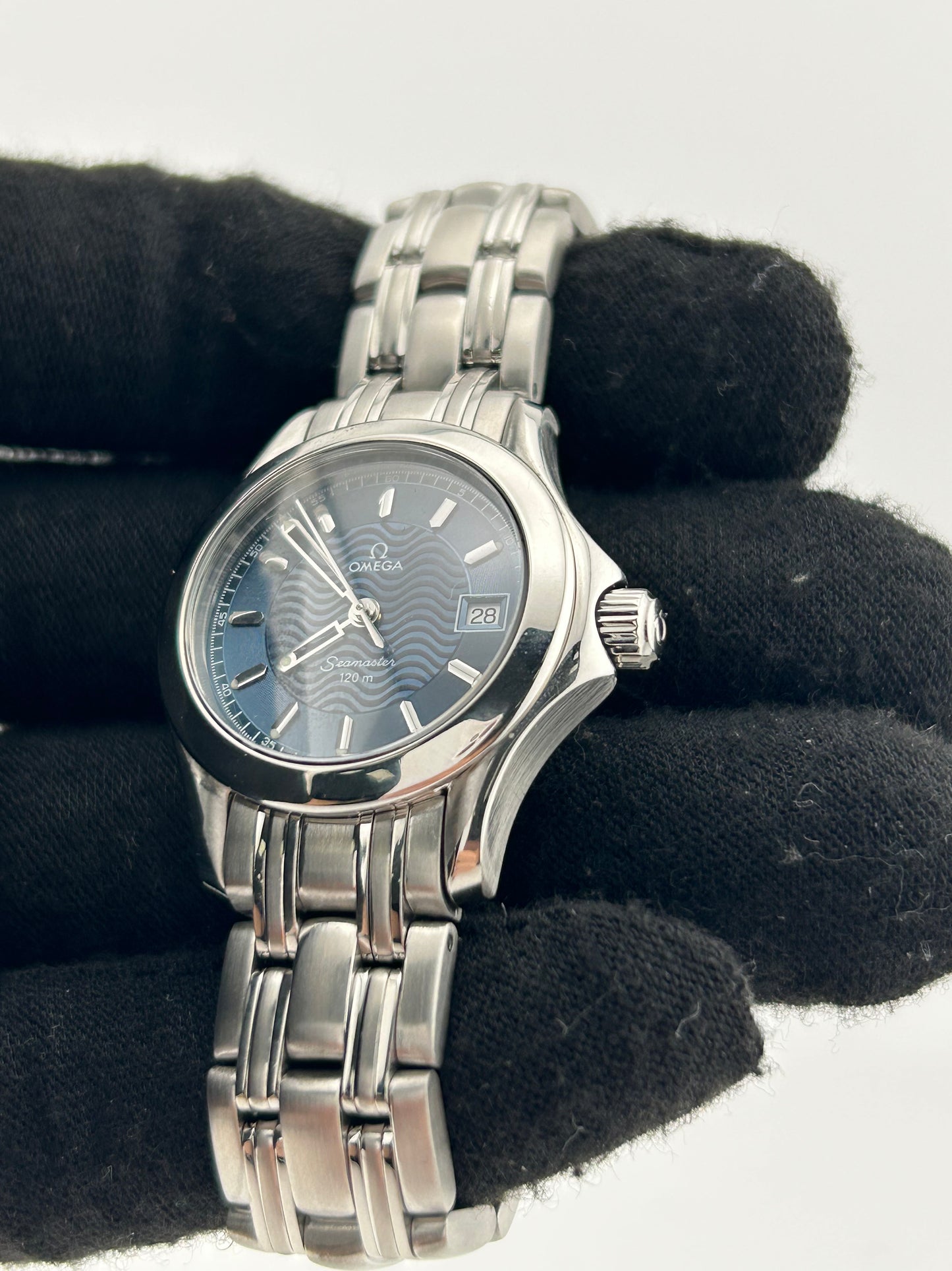 Omega Seamaster Blue Wave Motif Dial on Stainless Steel Bracelet Ref. 2511.81.00 — view 3