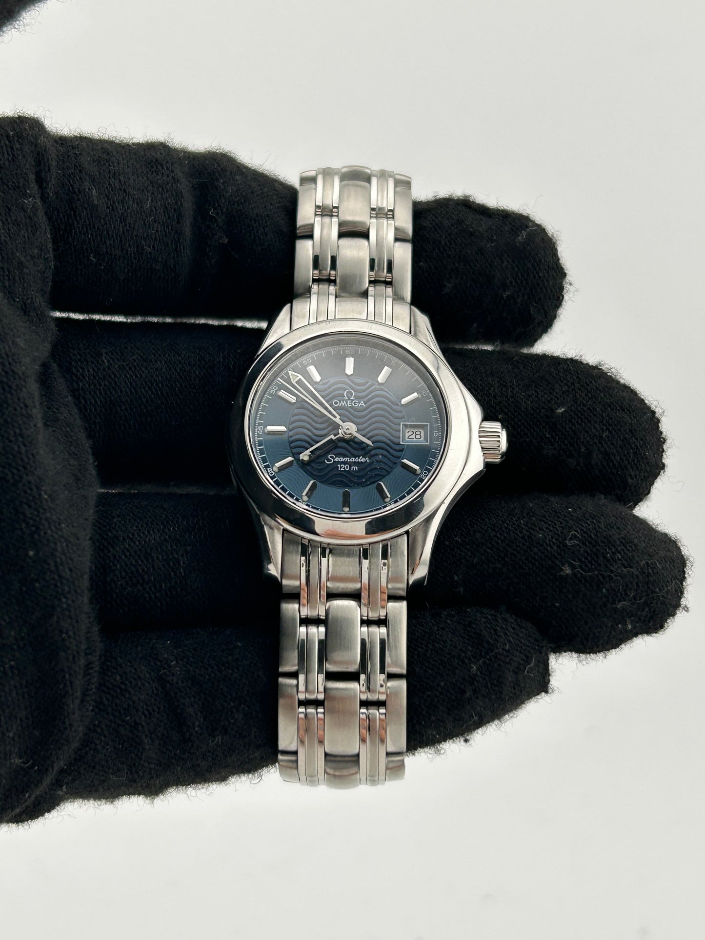 Omega Seamaster Blue Wave Motif Dial on Stainless Steel Bracelet Ref. 2511.81.00 — view 2