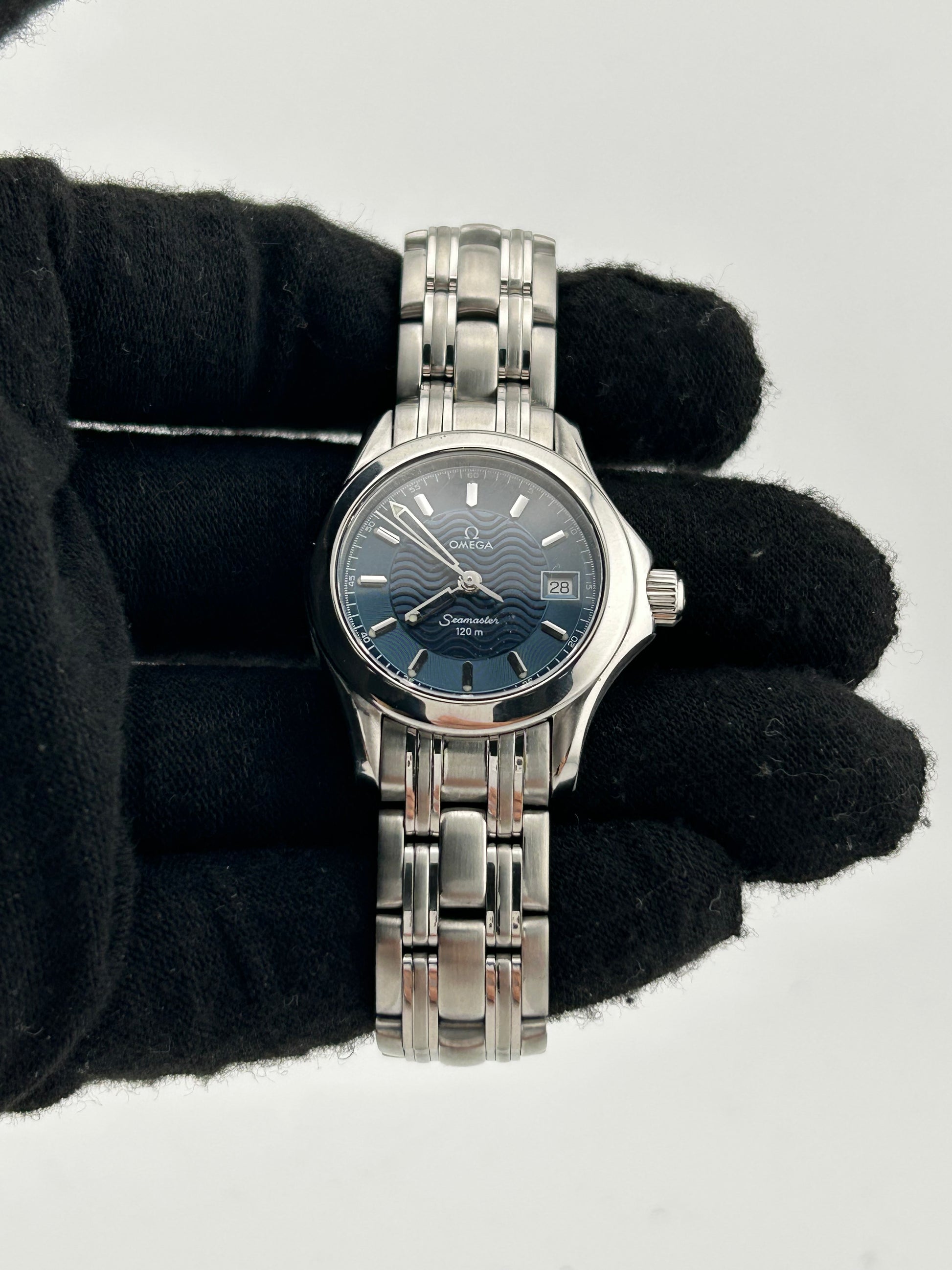 Omega Seamaster Blue Wave Motif Dial on Stainless Steel Bracelet Ref. 2511.81.00 — view 2