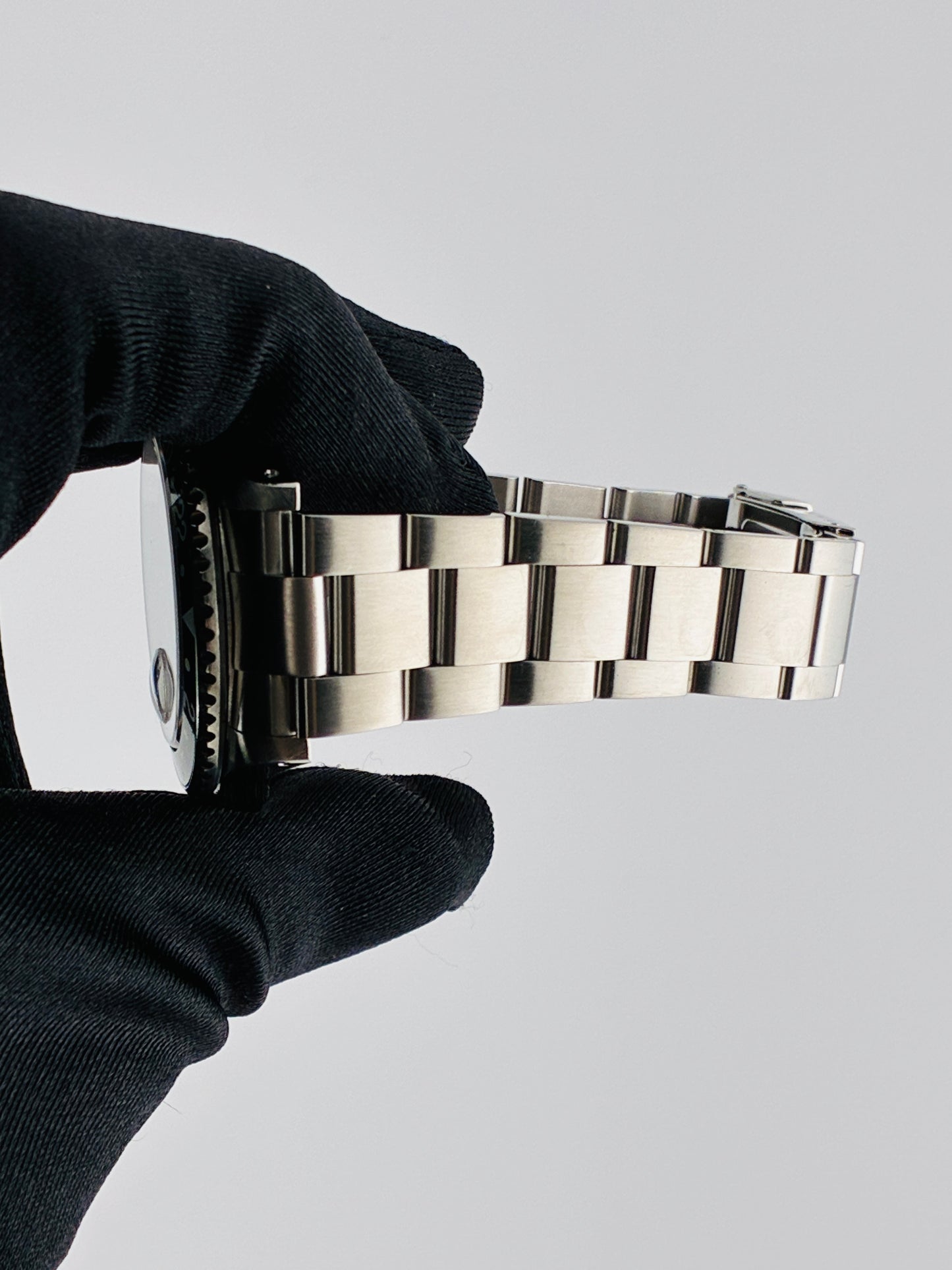 Rolex GMT-Master II Black Dial on Oyster Ref. 16710 Papers 2001 — view 4