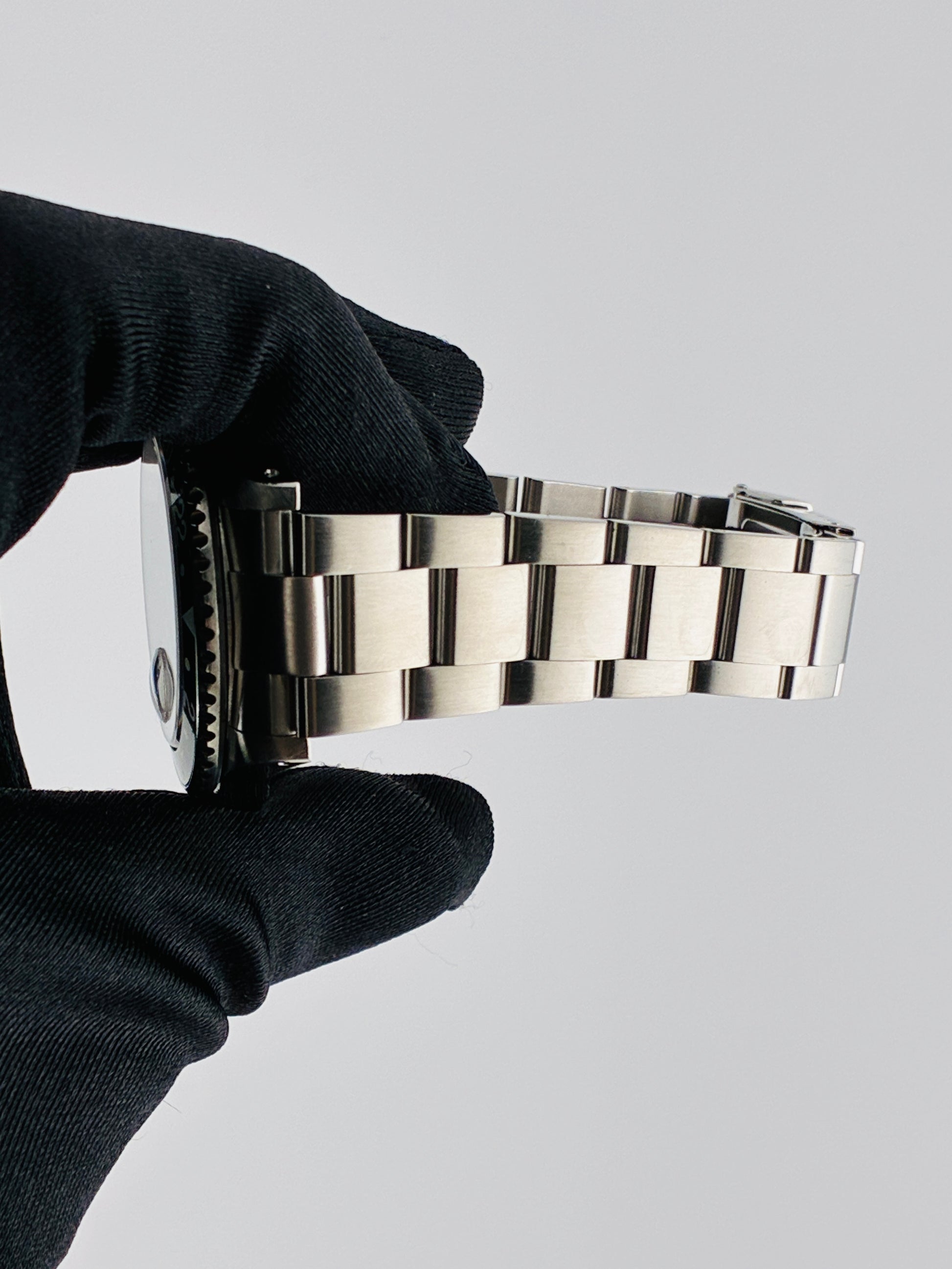 Rolex GMT-Master II Black Dial on Oyster Ref. 16710 Papers 2001 — view 4