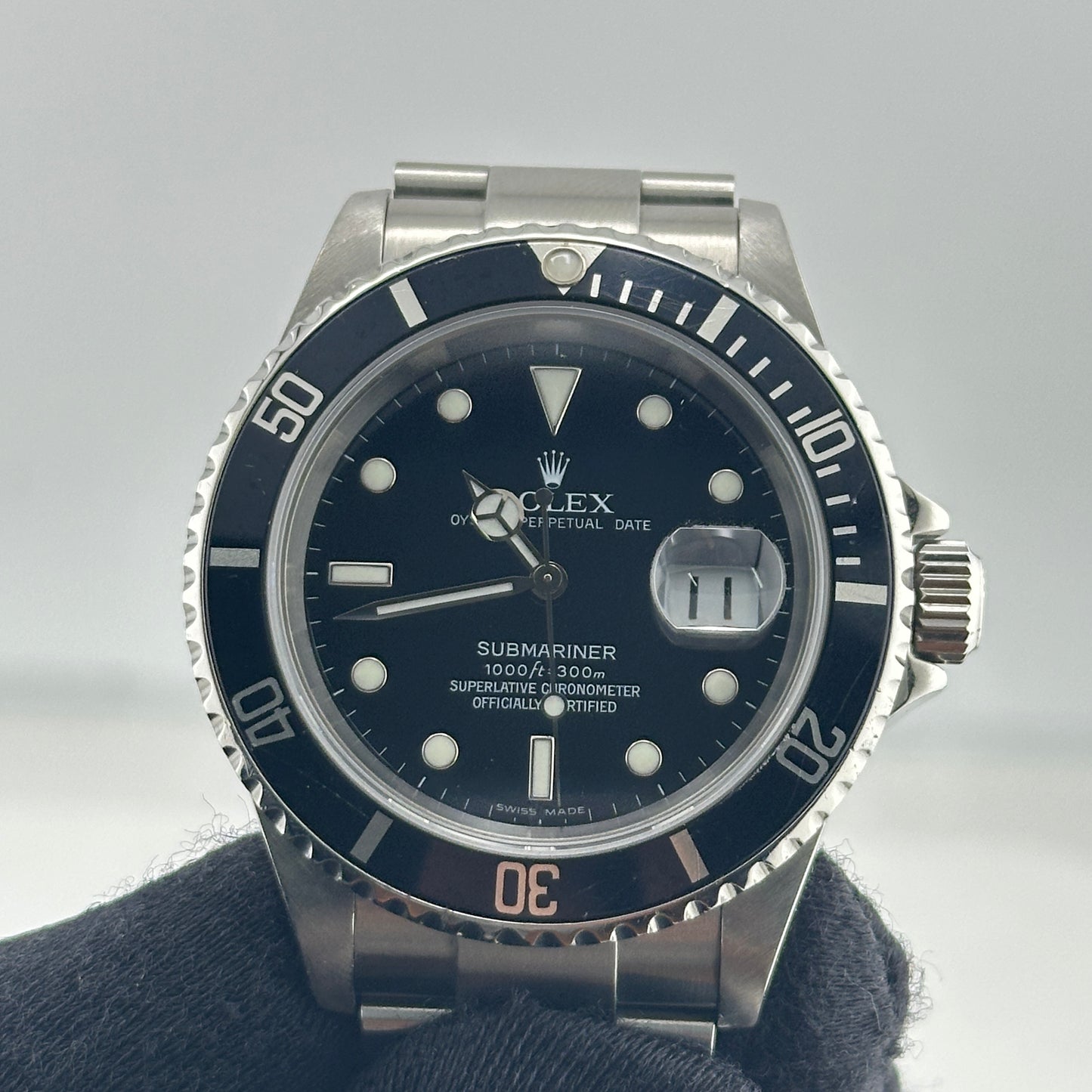 Rolex Submariner Date Black Dial on Oyster Ref. 16610 Papers 2006 — view 3