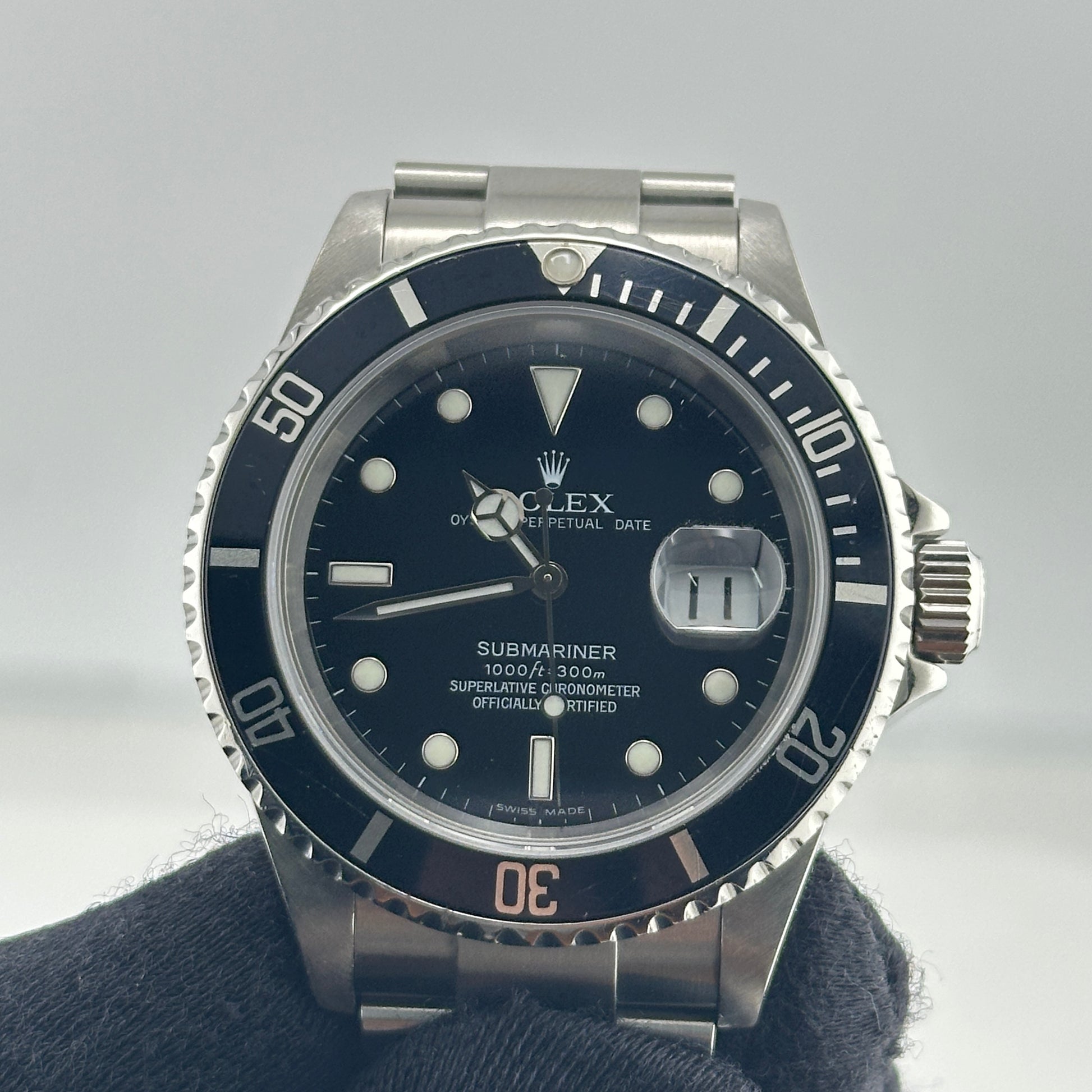 Rolex Submariner Date Black Dial on Oyster Ref. 16610 Papers 2006 — view 3