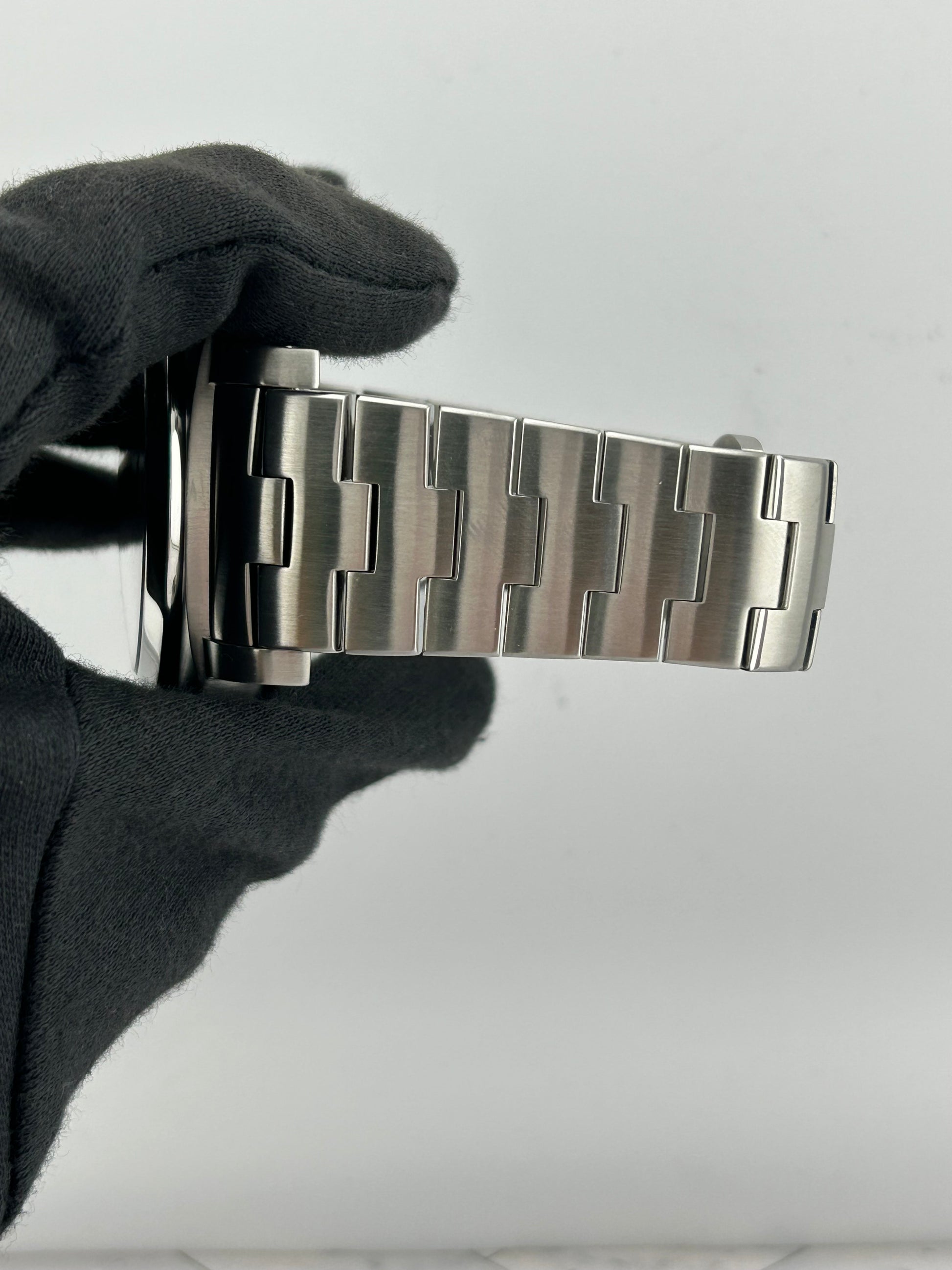 Panerai Panerai Luminor Marina Black Dial on Stainless Steel Bracelet Ref. PAM00328 — view 5