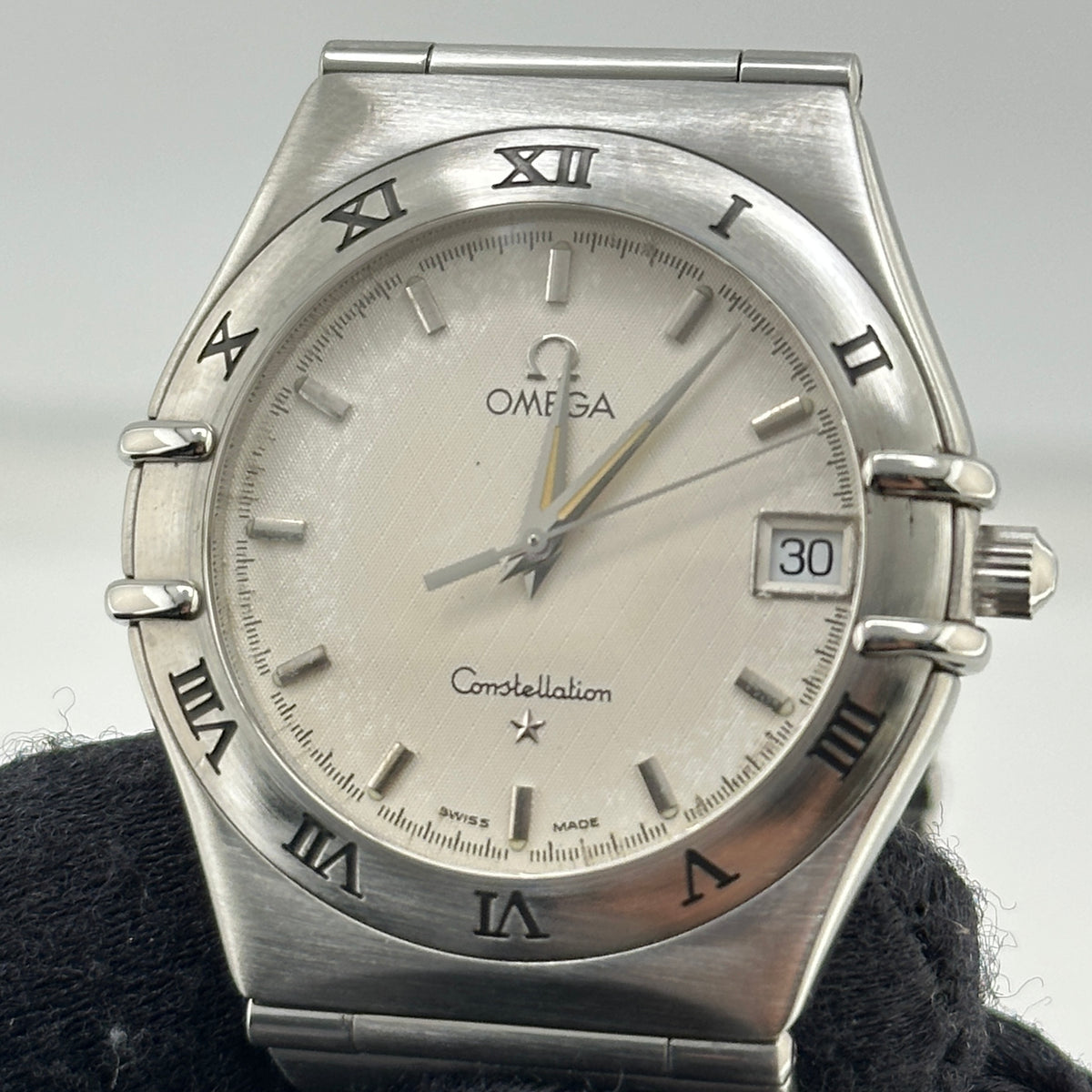 Omega Constellation Ivory / Stained Dial on Stainless Steel Bracelet Ref. 1512.30.00 — view 4