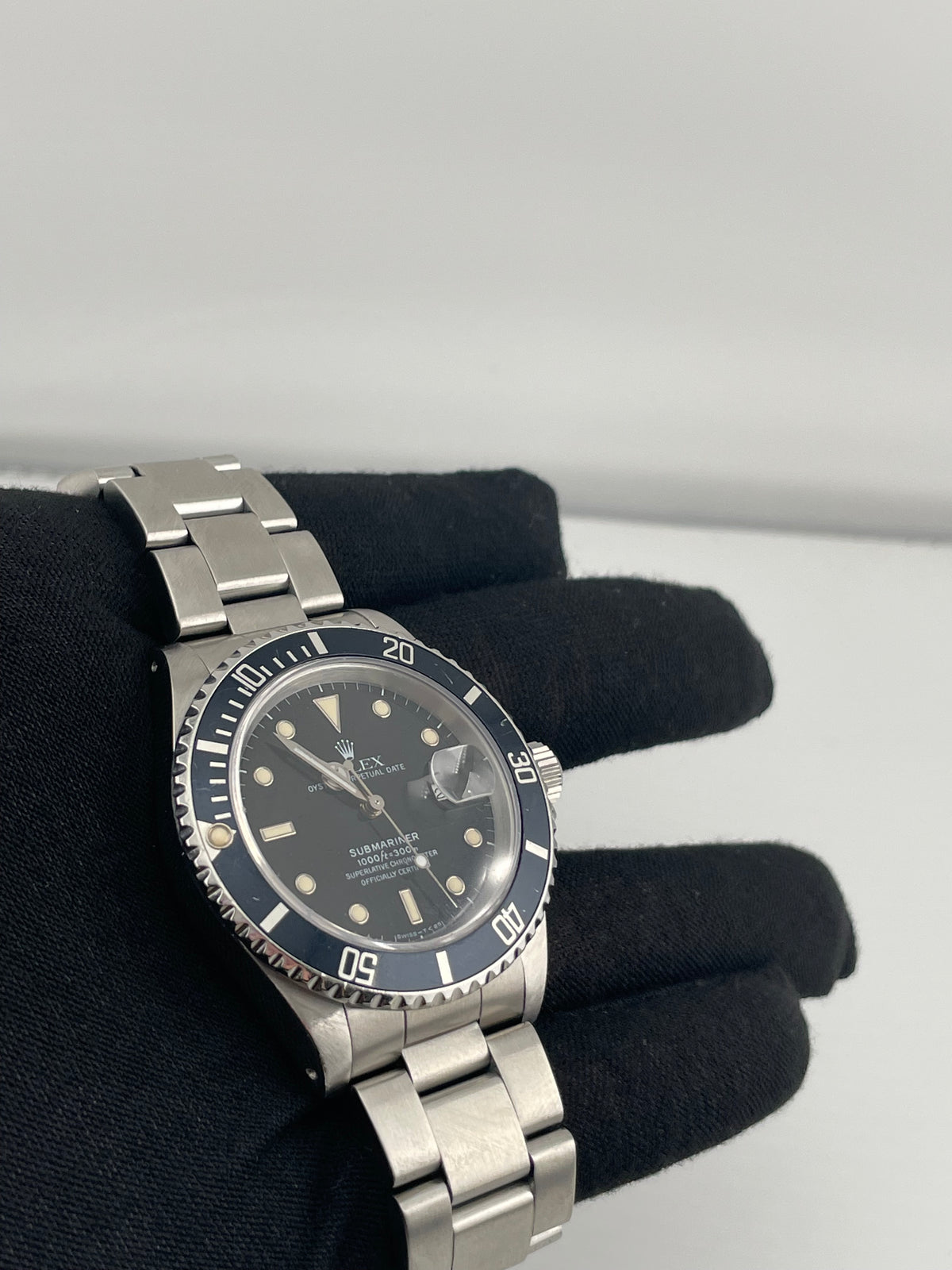 Rolex Submariner Date Black Dial on Oyster Ref. 16610 Papers Open Date — view 3