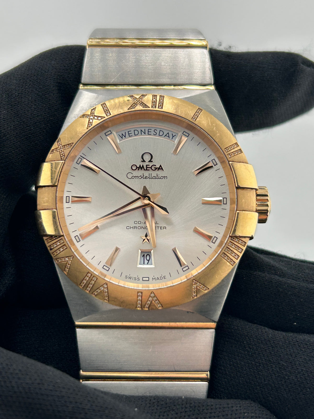 Omega Constellation Day/Date Silver Dial on Stainless Steel And Red Gold Bracelet Ref. 123.25.38.22.02.001 Complete 2018 — view 3