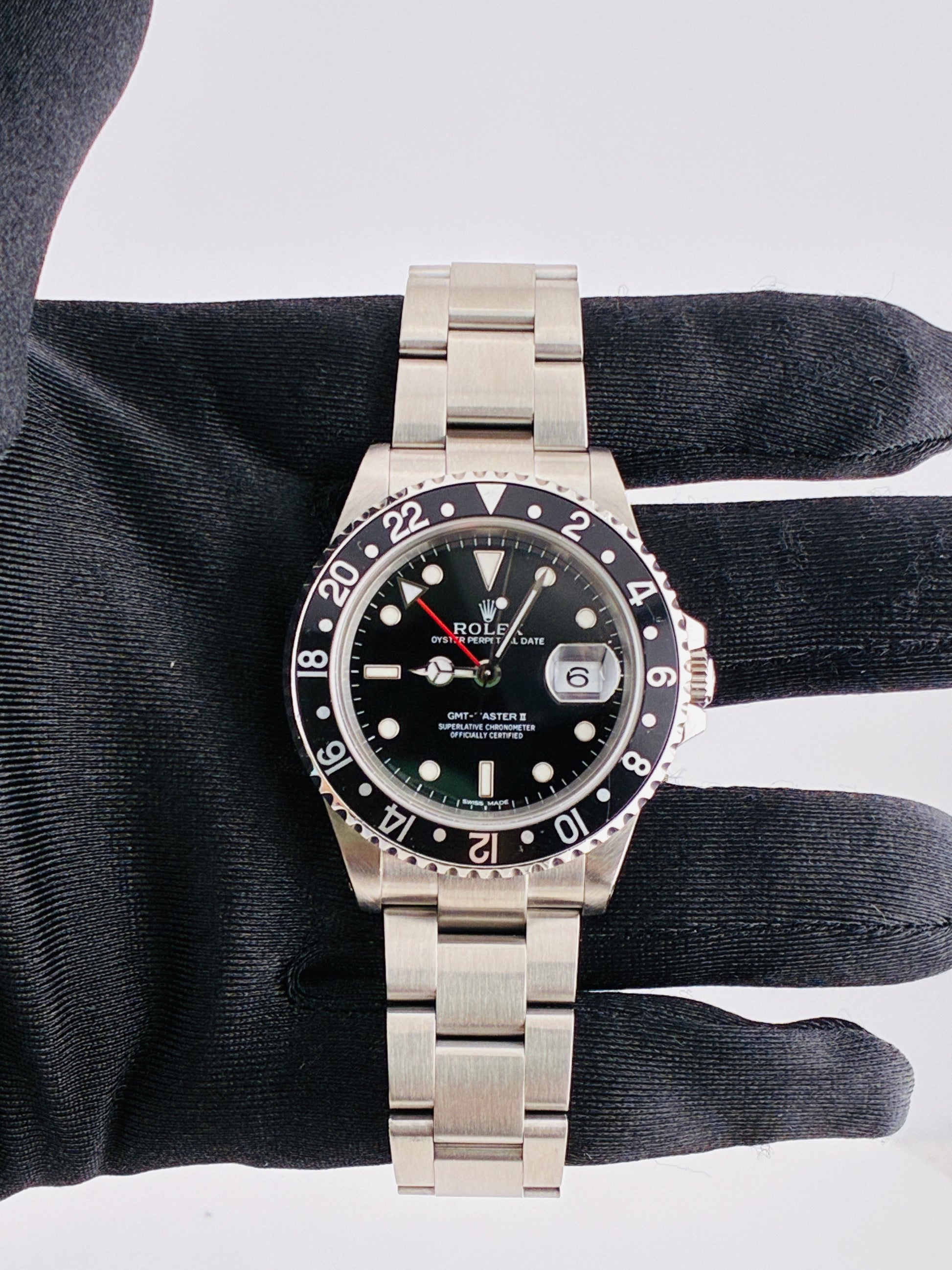 Rolex GMT-Master II Black Dial on Oyster Ref. 16710 Papers 2001 — view 2