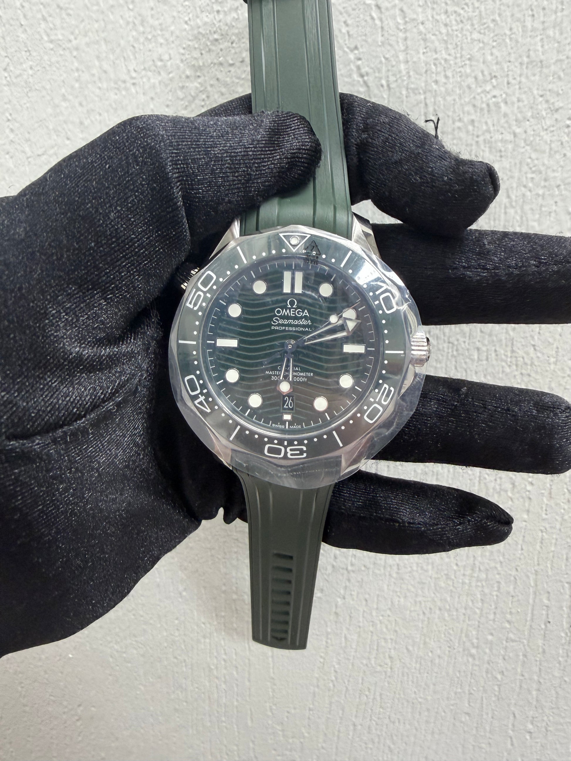 Omega Seamaster Diver 300M Co-Axial Master Chronometer Green Dial on Rubber Strap Ref. 210.32.42.20.10.001 Card Open Date — view 2