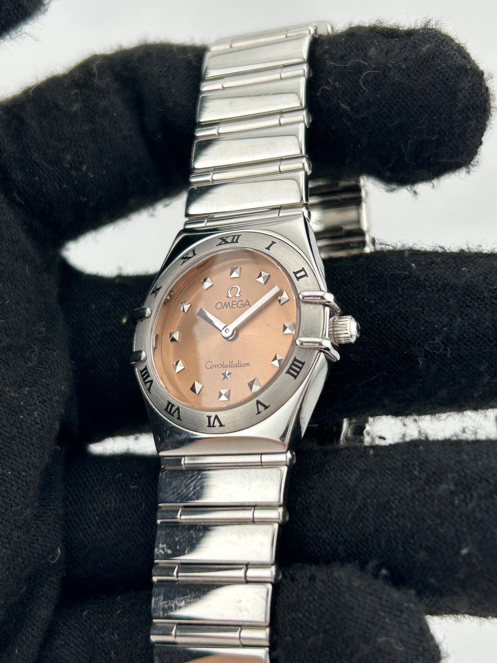 Omega Constellation Salmon Pink Dial on Stainless Steel Bracelet Ref. 1561.61 — view 3