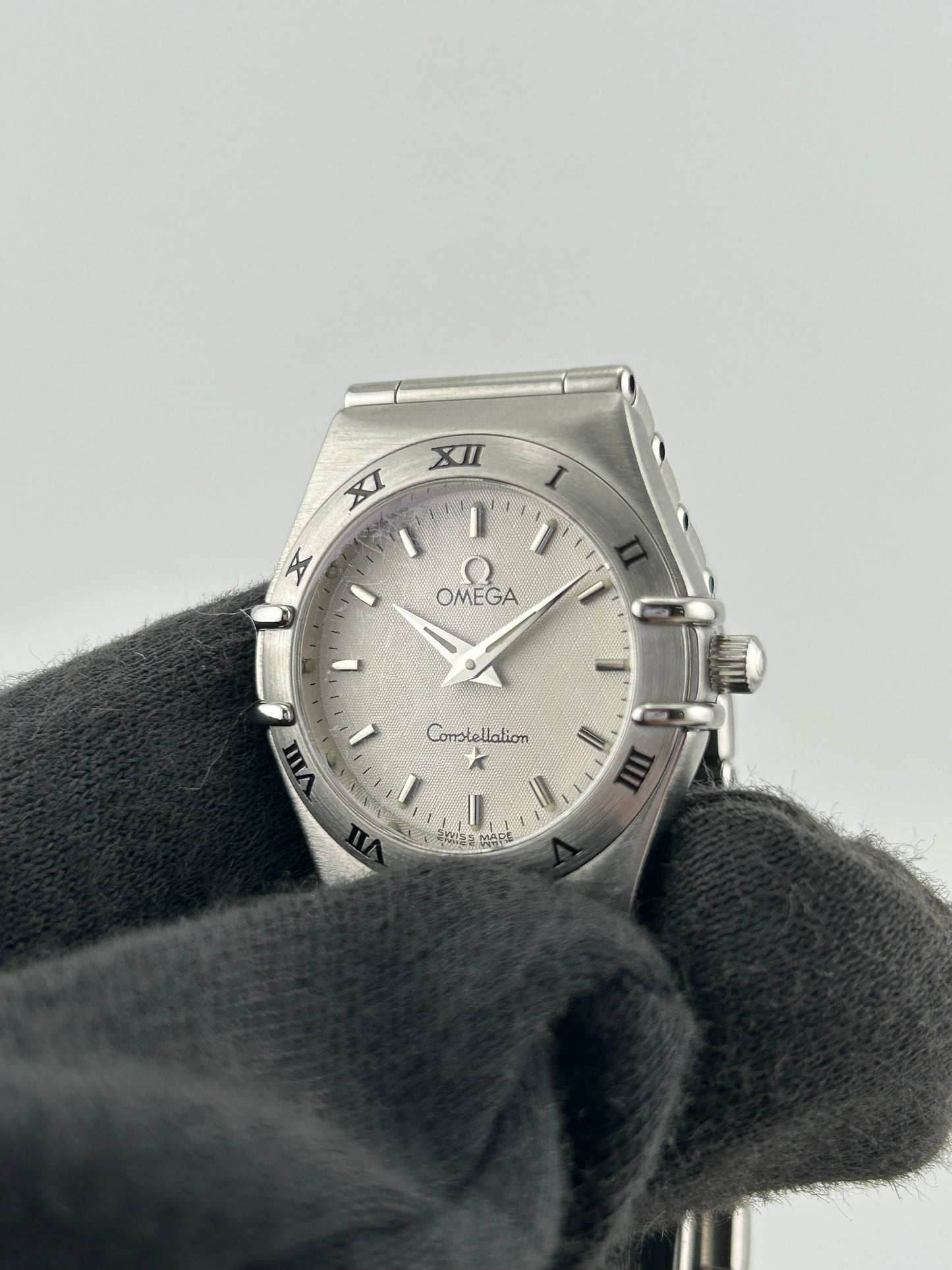 Omega Constellation White Dial on Stainless Steel Bracelet Ref. 1572.30 Card 2004 — view 3