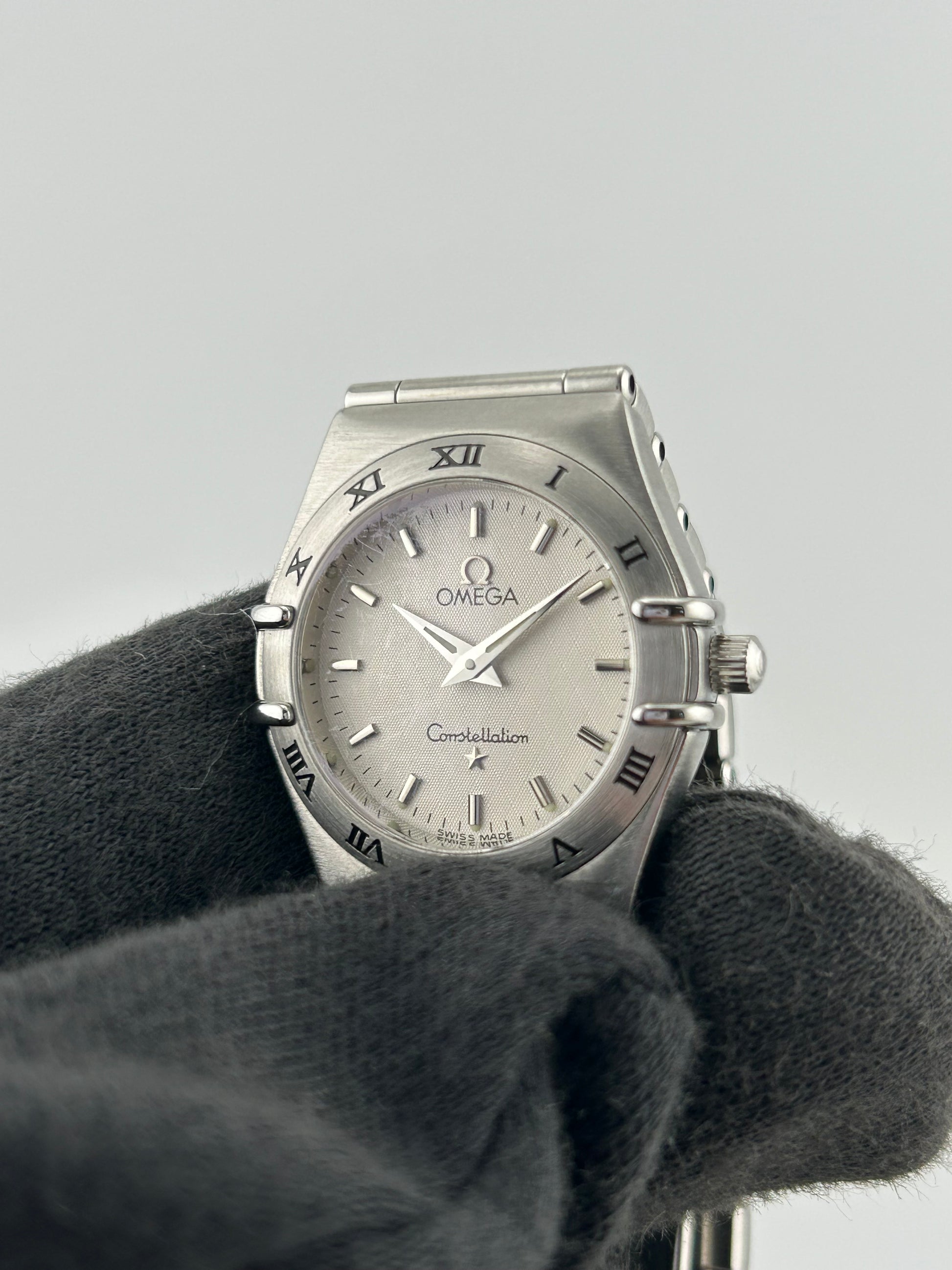Omega Constellation White Dial on Stainless Steel Bracelet Ref. 1572.30 Card 2004 — view 3