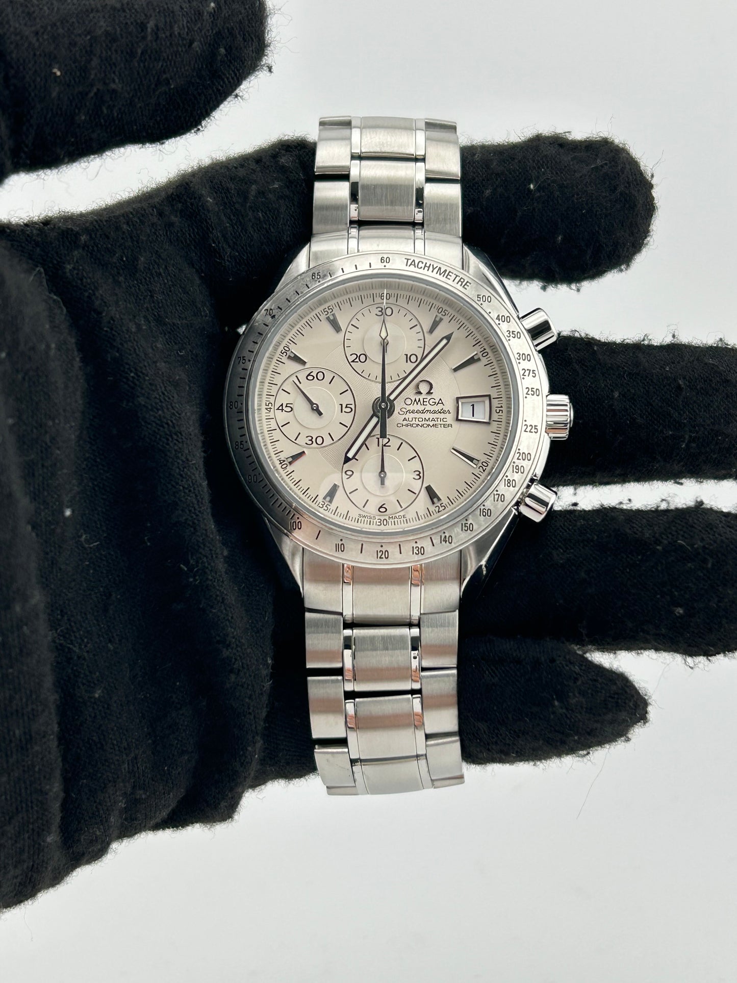 Omega Speedmaster Date Silver Dial on Stainless Steel Bracelet Ref. 3211.30 — view 2
