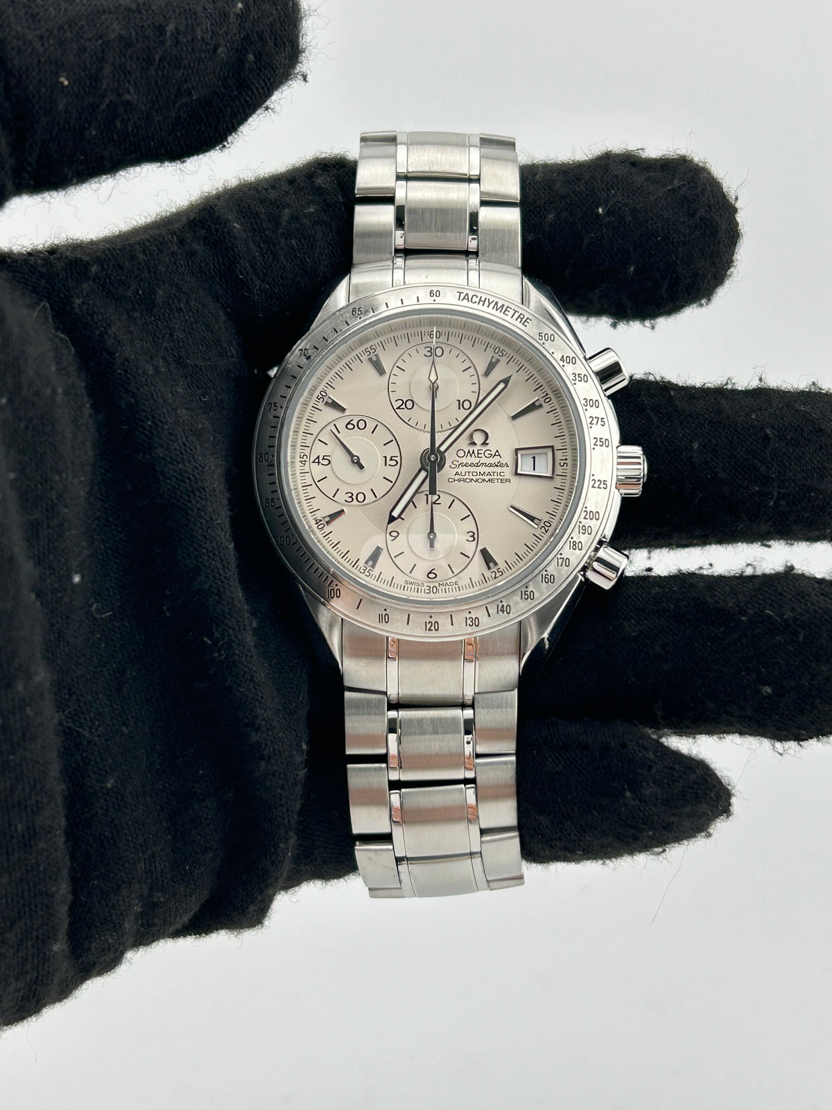 Omega Speedmaster Date Silver Dial on Stainless Steel Bracelet Ref. 3211.30 — view 2