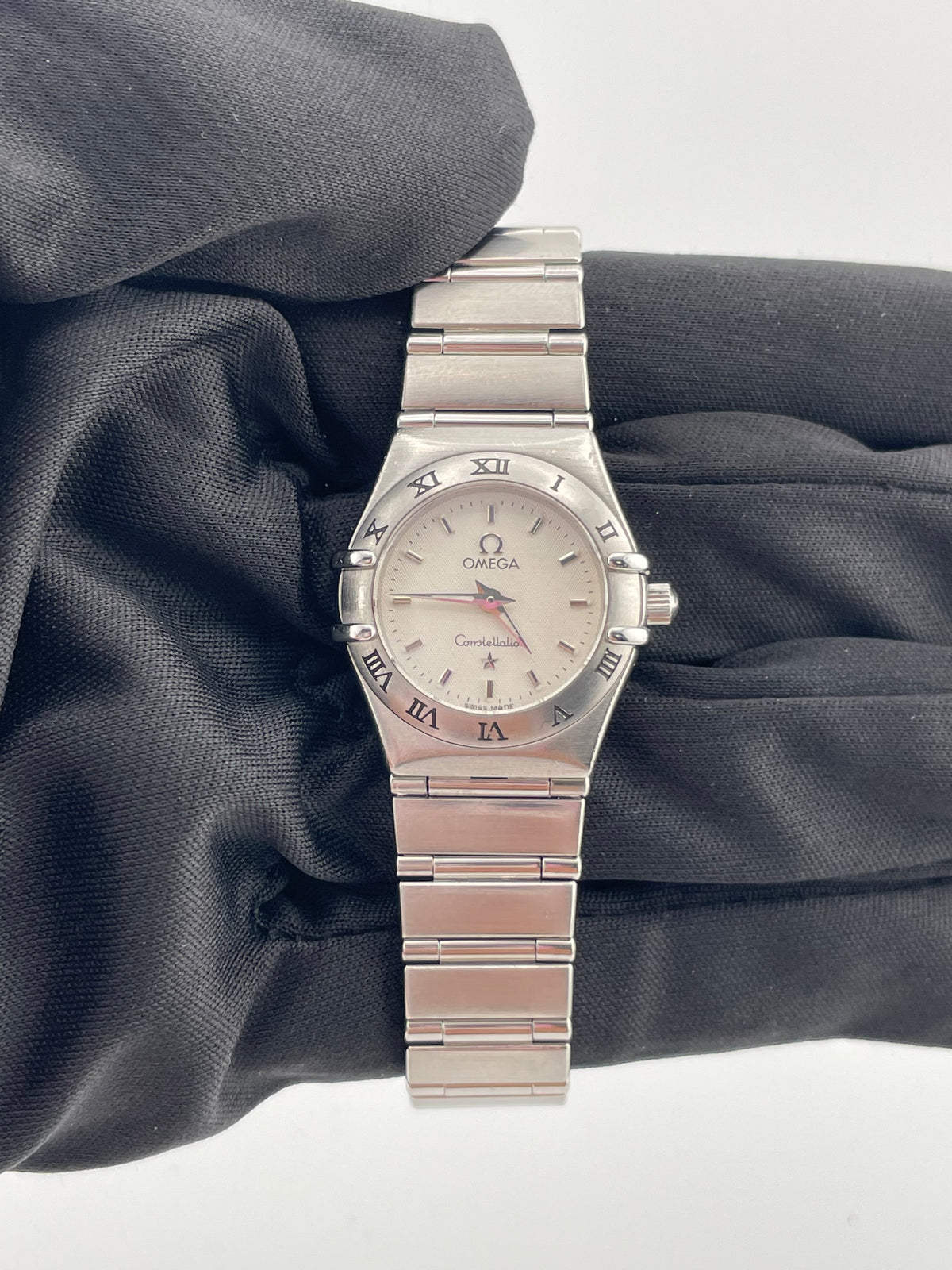 Omega Constellation White Dial on Stainless Steel Bracelet Ref. 1562.3 — view 2
