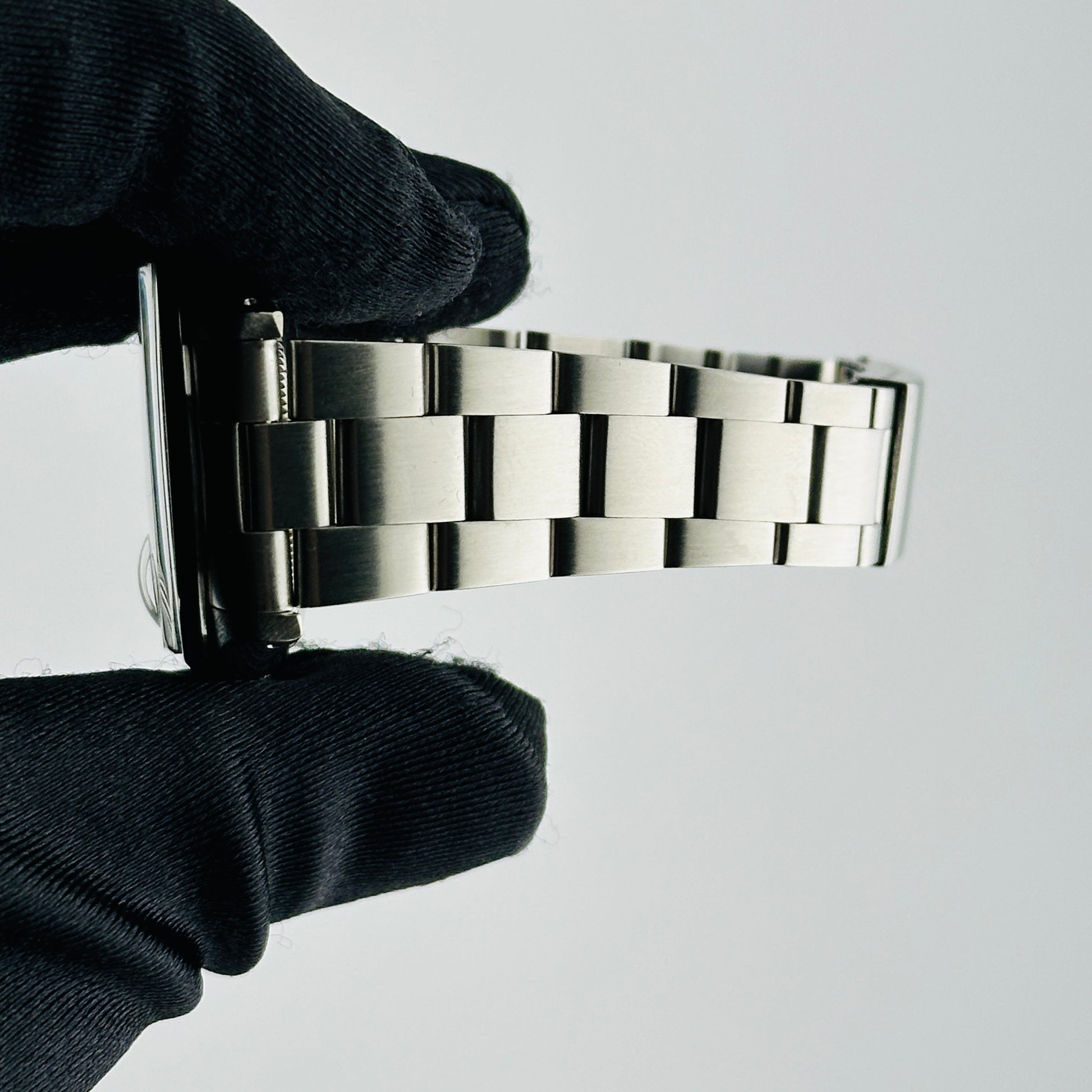 Rolex Oyster Perpetual Date White Roman Dial on Oyster Bracelet Ref. 15000 1982 — view 5