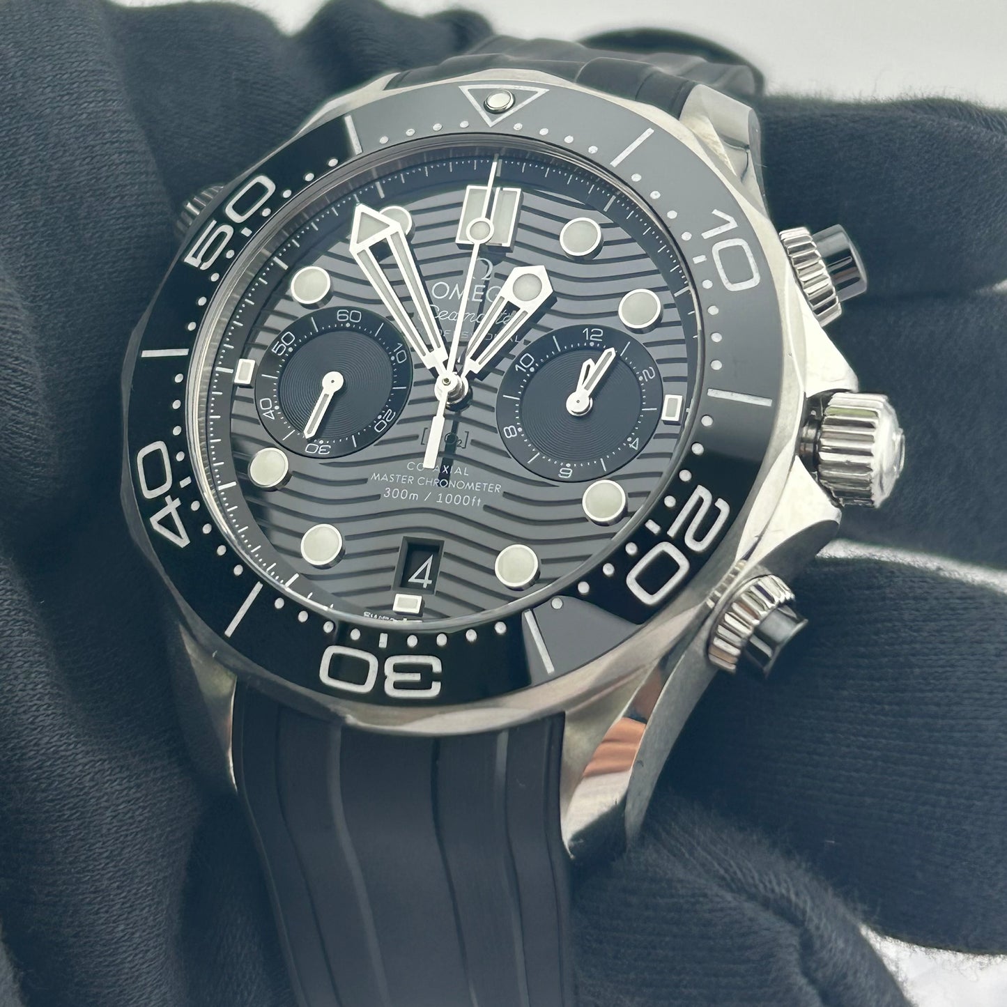 Omega Seamaster Diver 300M Black Dial on Rubber Strap Ref. 210.32.44.51.01.001 — view 3