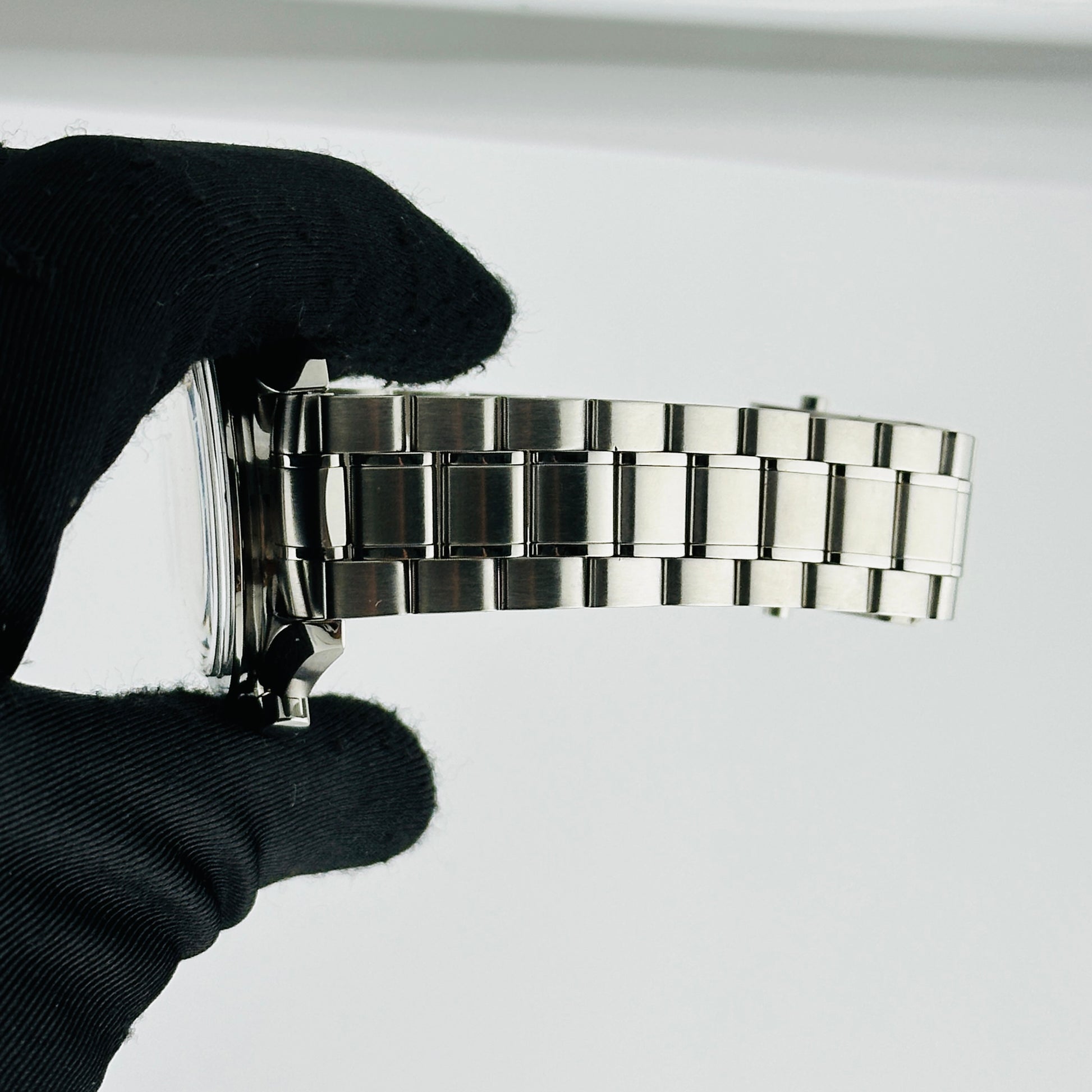 Omega Speed Master Black Index Dial on Stainless Steel Bracelet Ref. 3570.50.00 Card Open Date — view 4