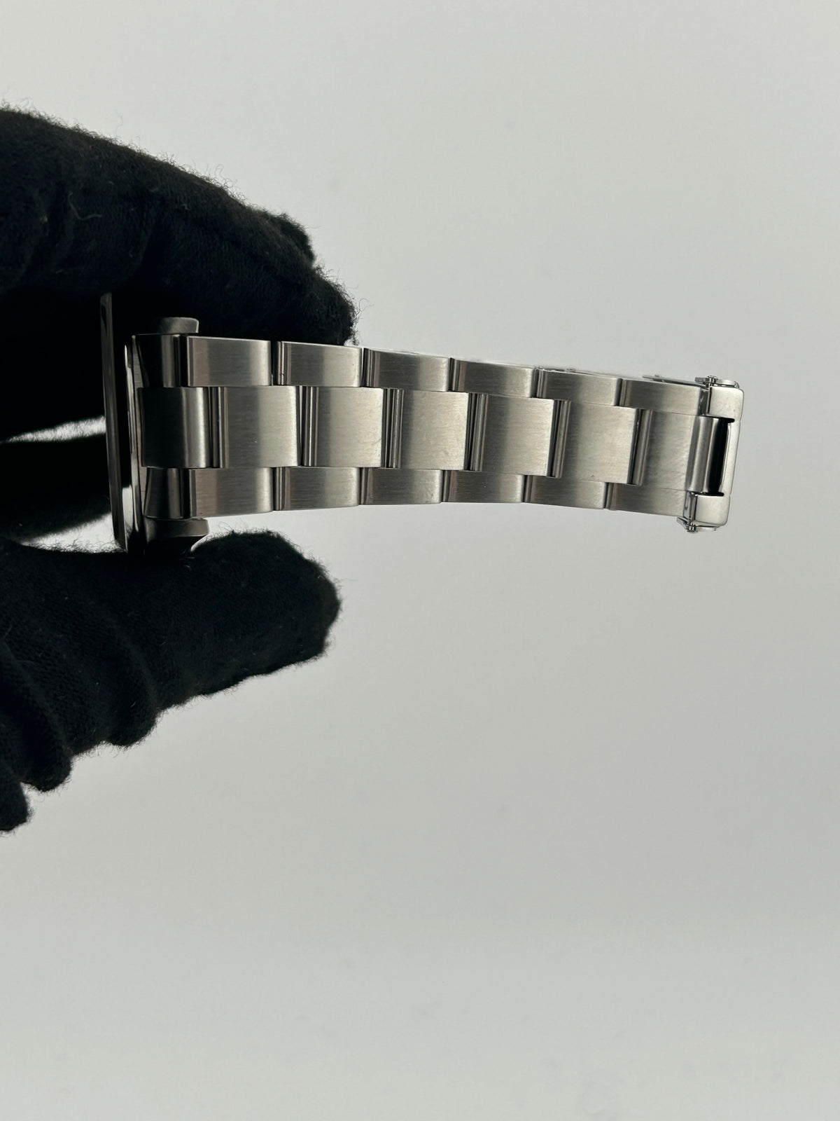 Rolex Explorer I Black Dial on Oyster Steel Bracelet Ref. 114270 Card 2008 — view 5