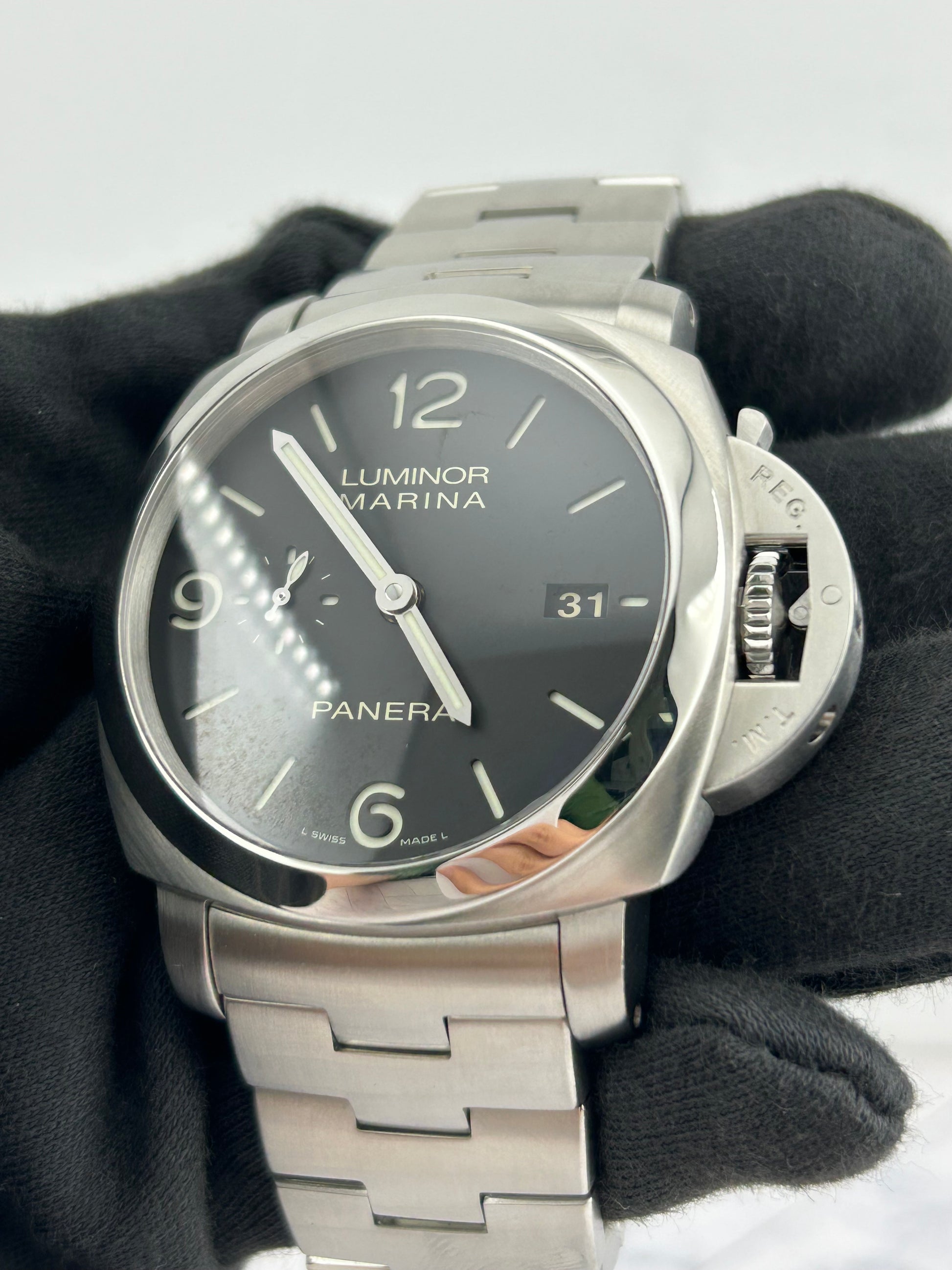 Panerai Panerai Luminor Marina Black Dial on Stainless Steel Bracelet Ref. PAM00328 — view 3