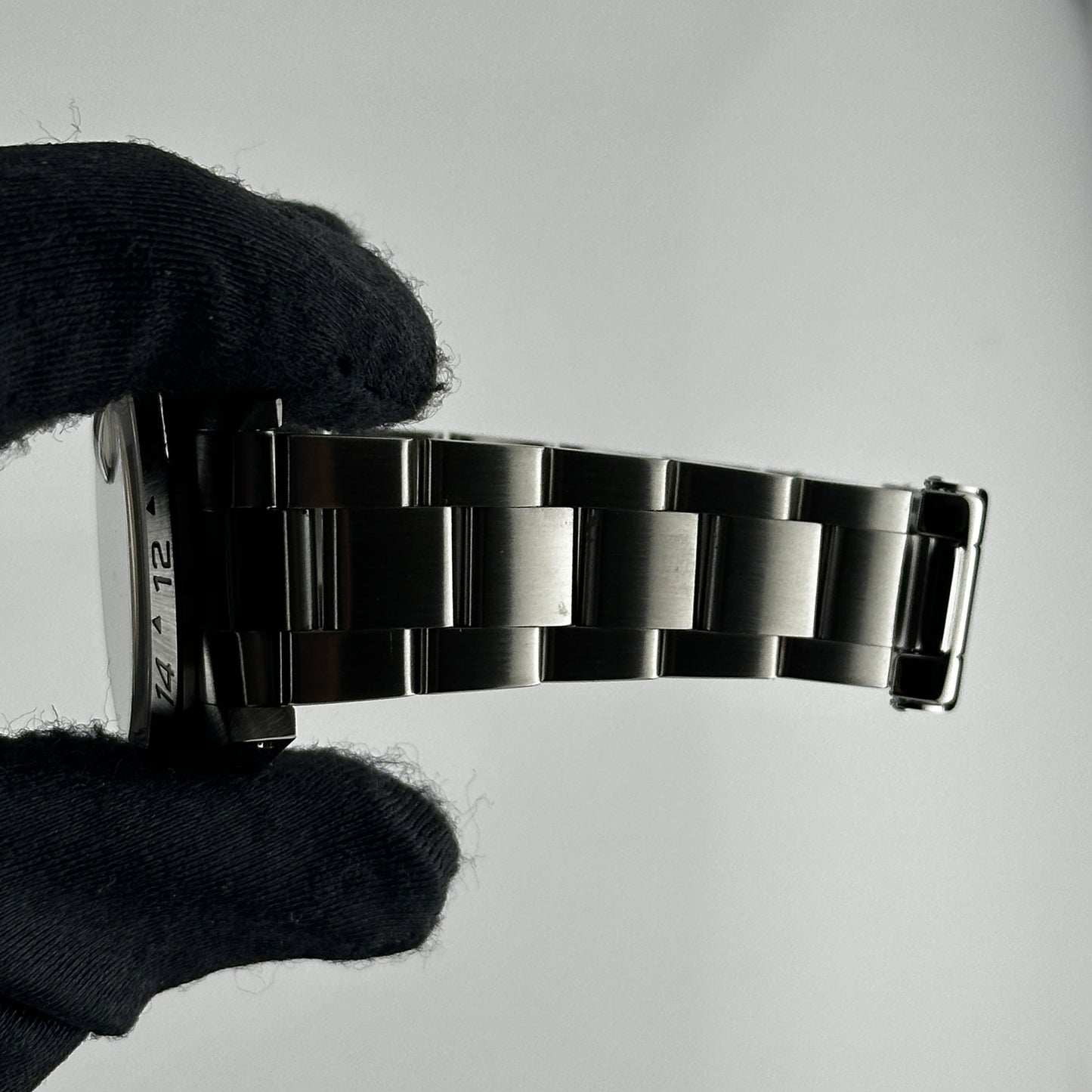 Rolex Explorer II Black Dial on Oyster Ref. 16570 Papers Open Date — view 4
